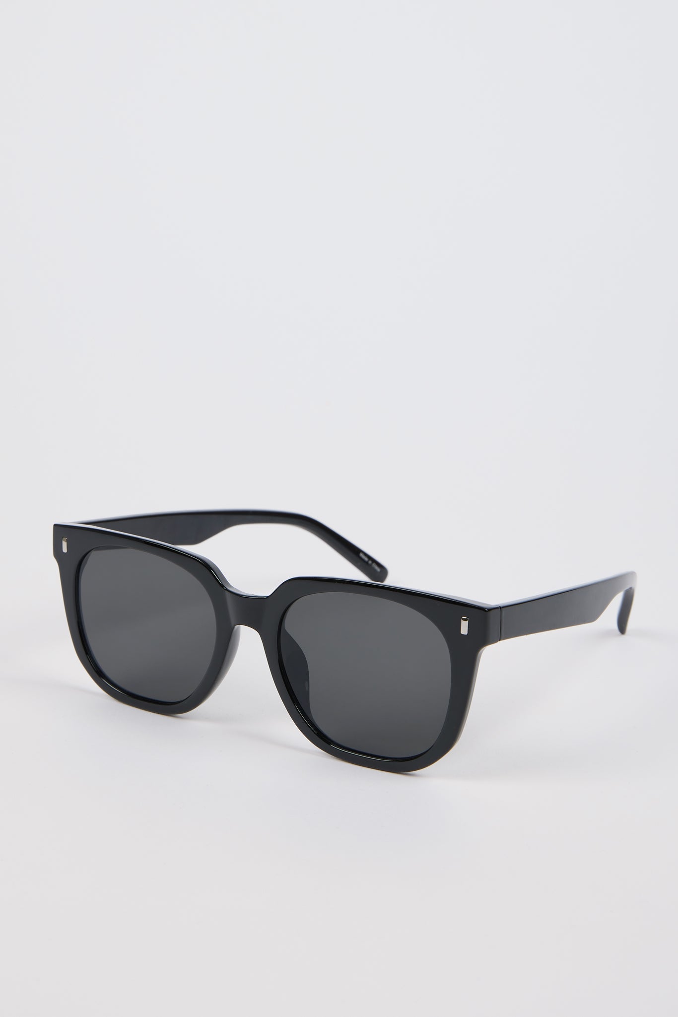 Black large frame sunglasses_2