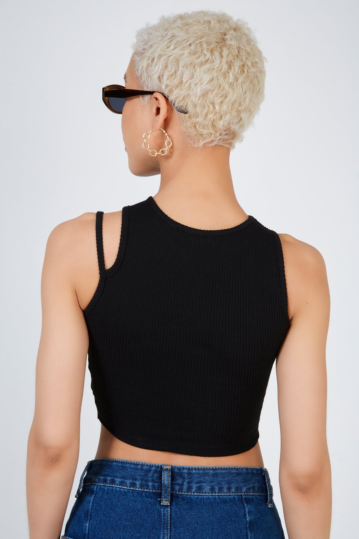 Black loop cut out shoulder tank_2