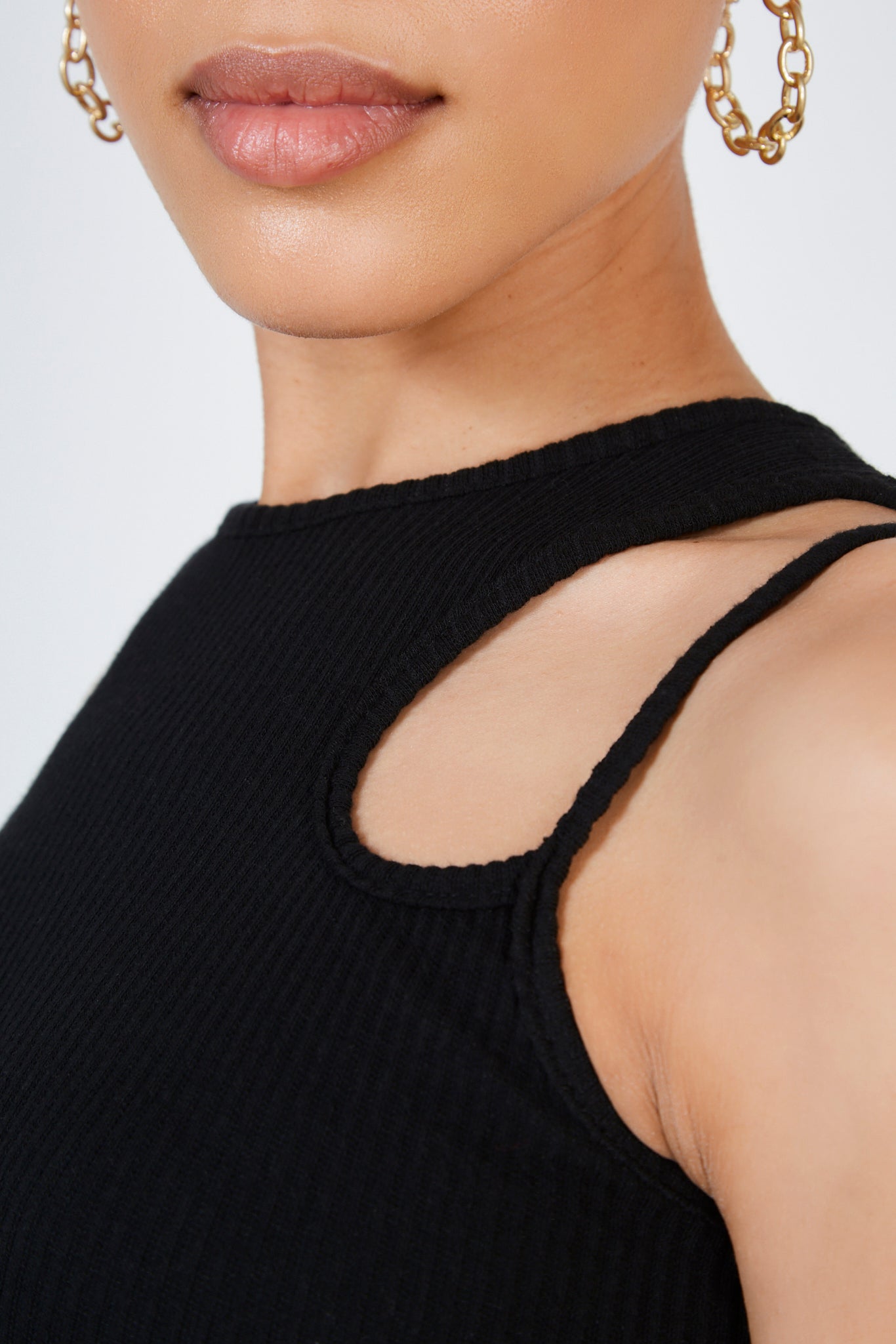 Black loop cut out shoulder tank_4