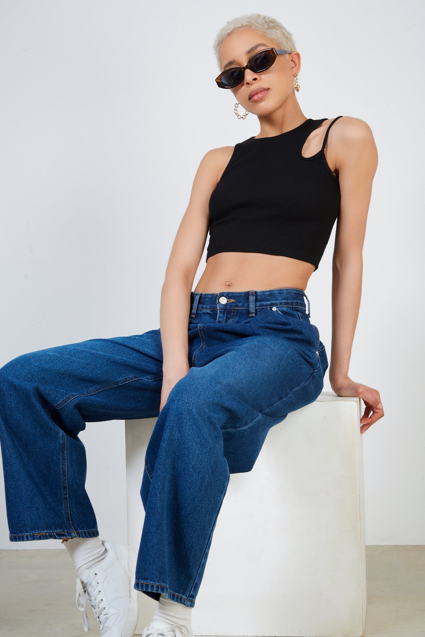 Black loop cut out shoulder tank_5