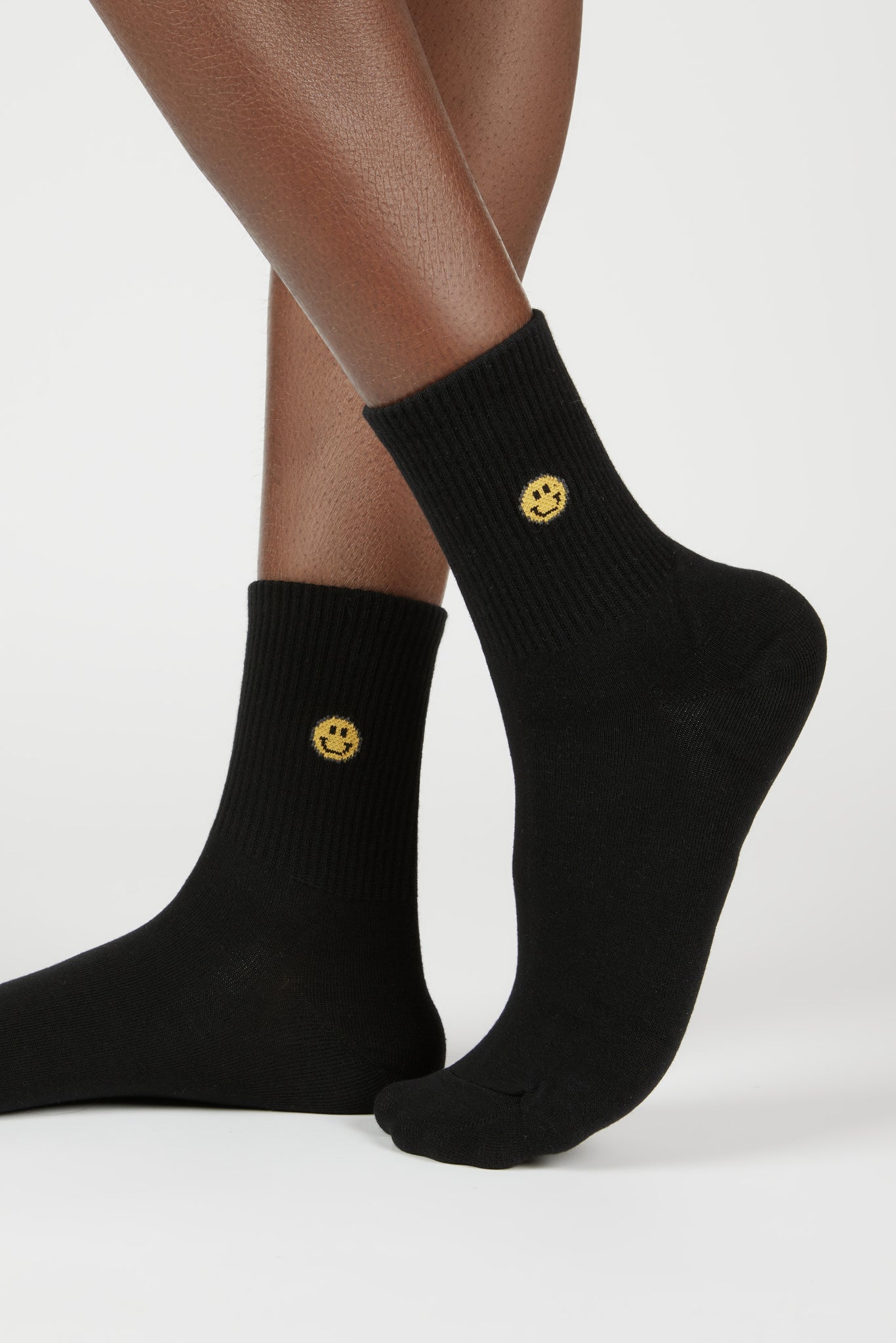 Black ribbed ankle smiley face socks_1