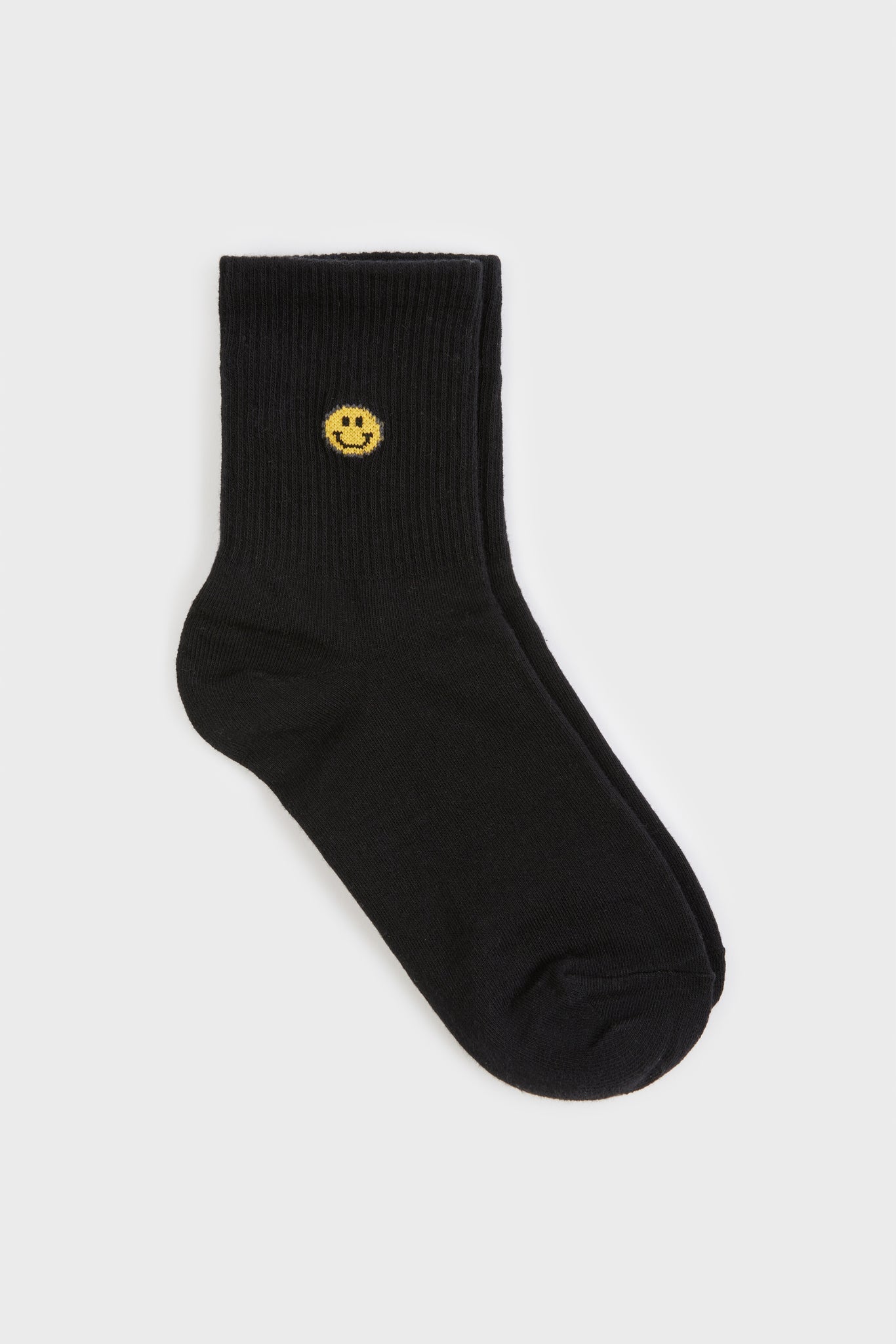 Black ribbed ankle smiley face socks_2