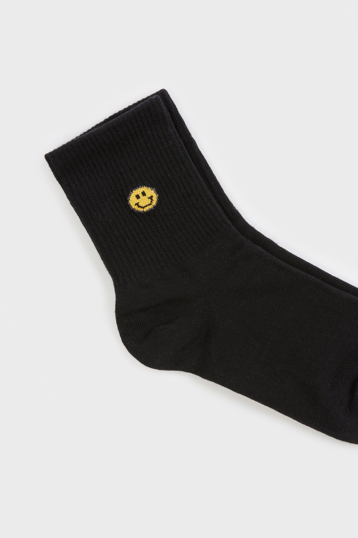 Black ribbed ankle smiley face socks_3