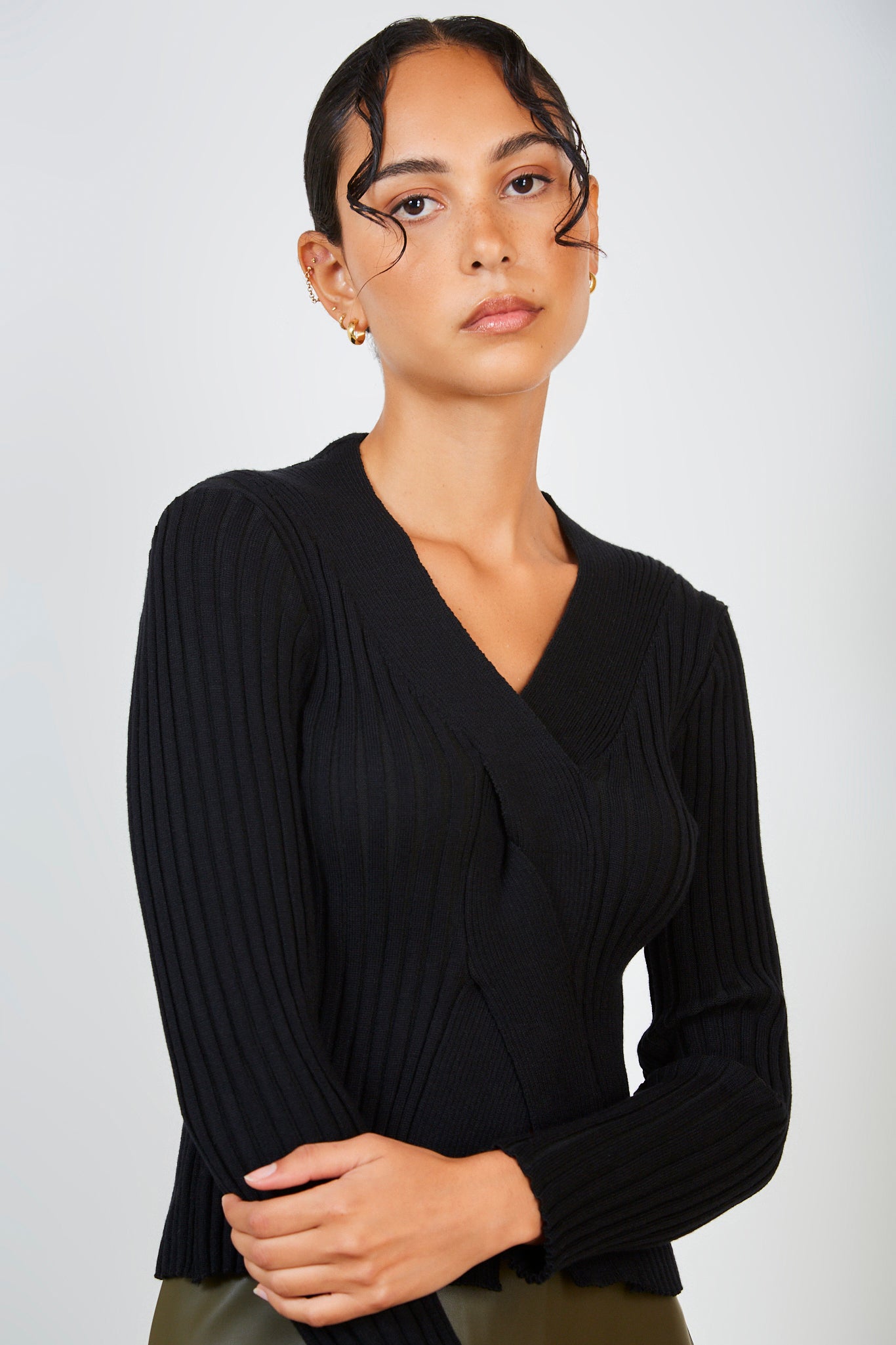 Black ribbed cableknit strip knit top_1