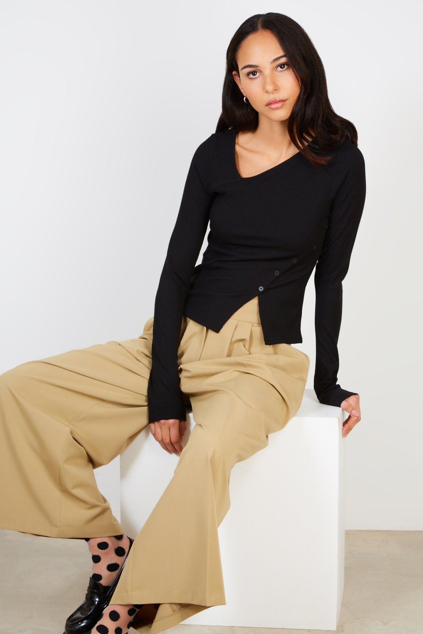 Black ribbed diagonal button long sleeved tee_1