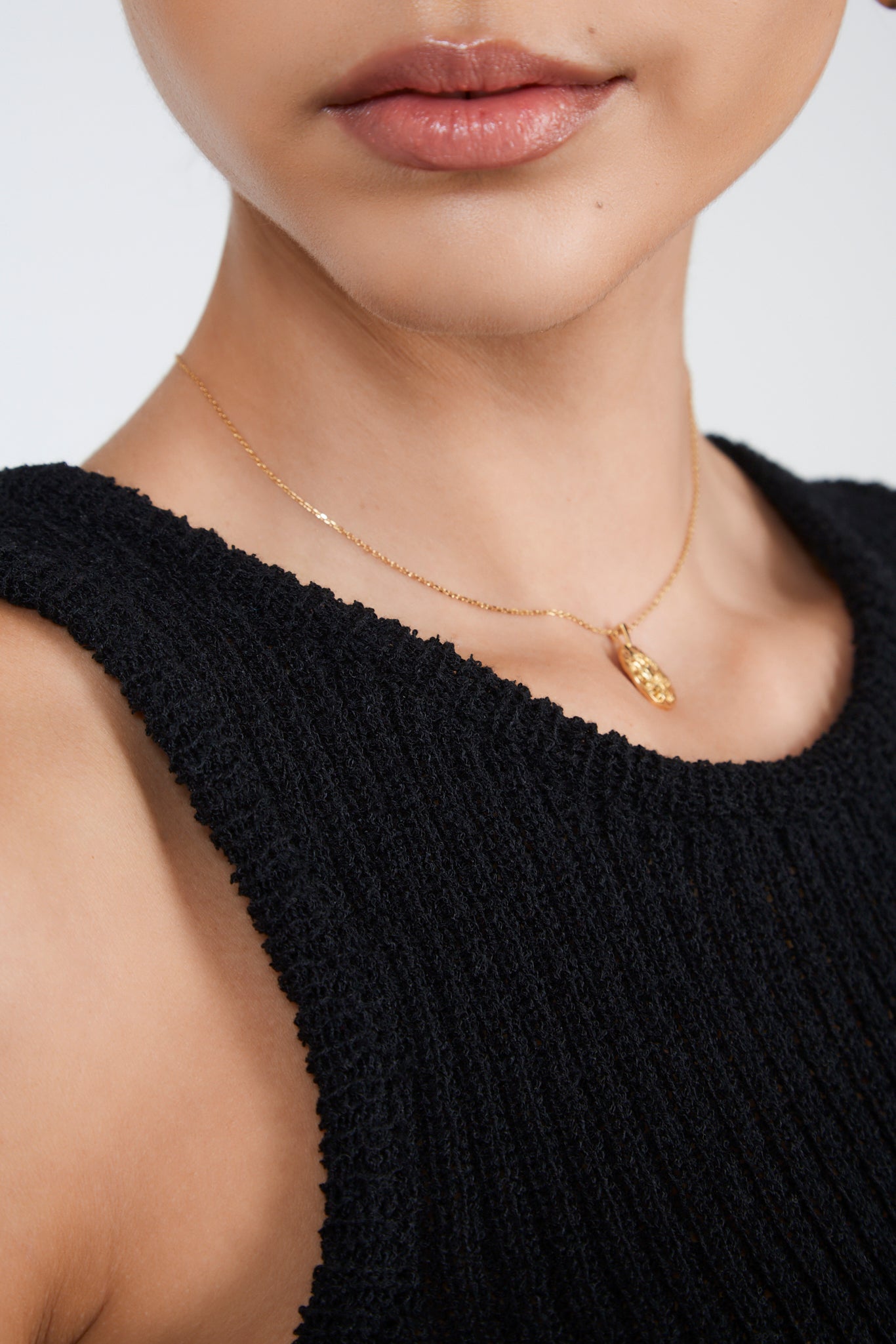 Black ribbed round neck tank_4