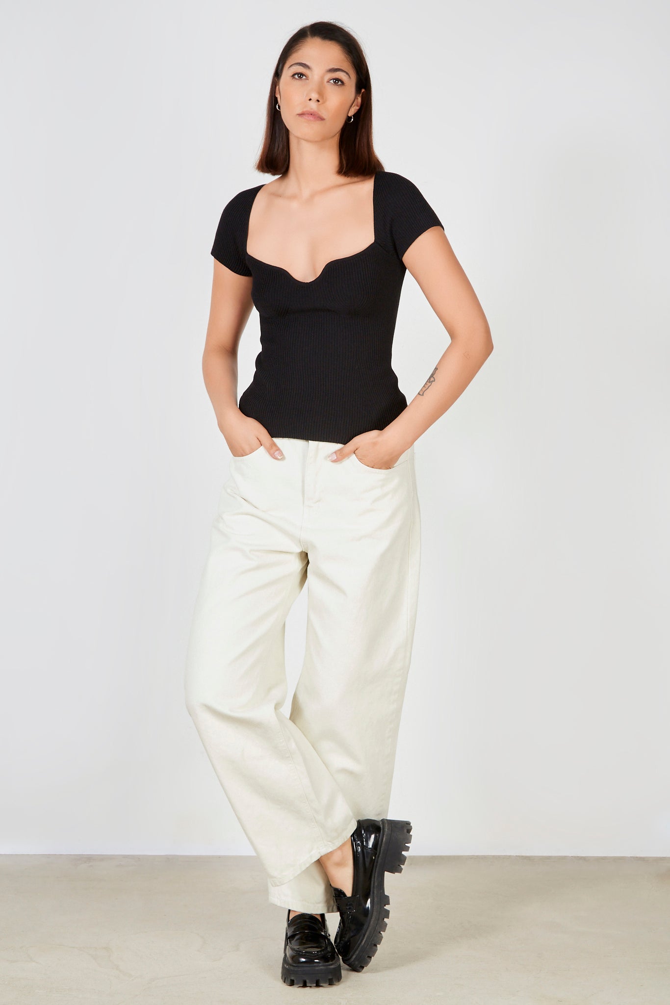 Black ribbed shaped knit tee_3