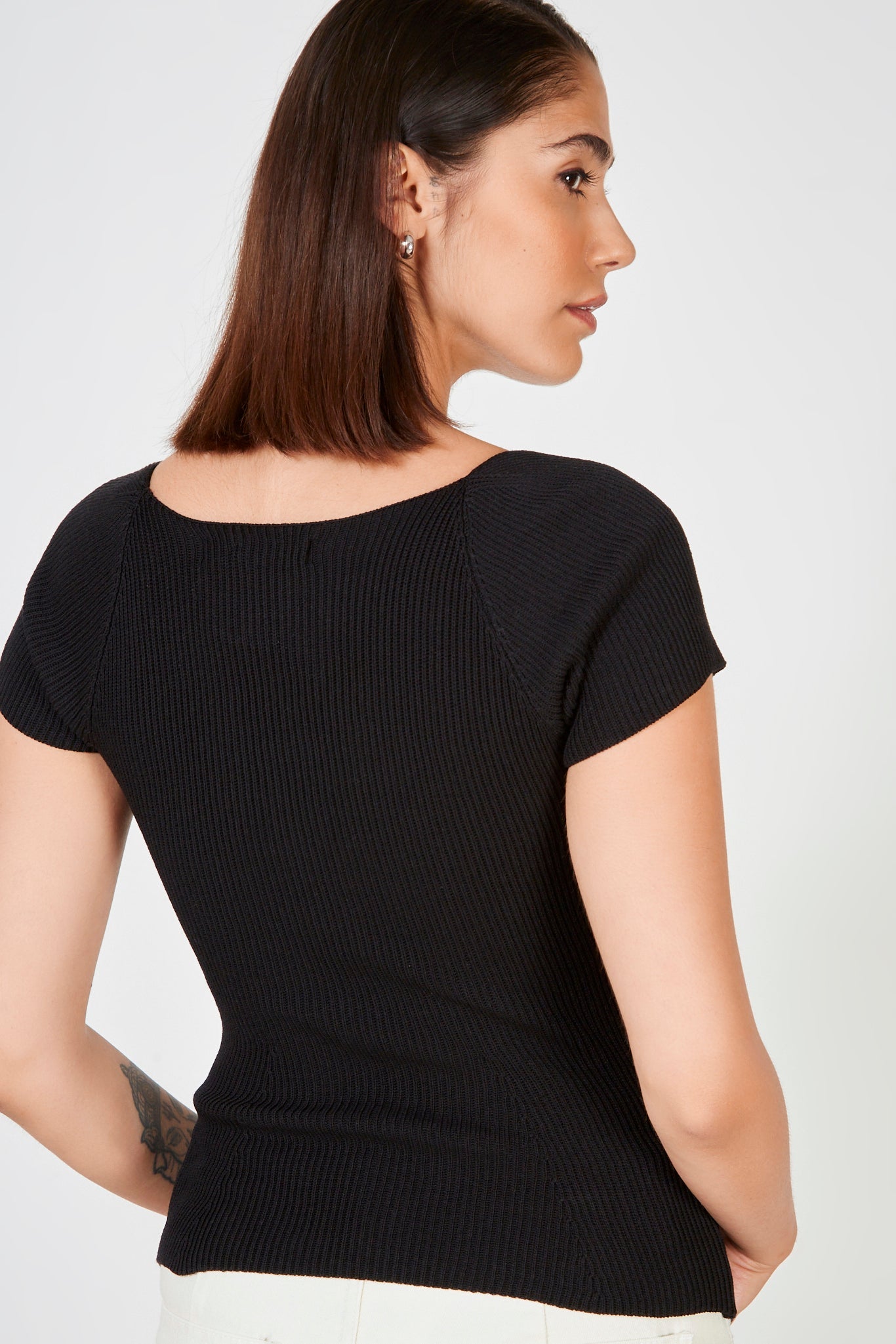 Black ribbed shaped knit tee_2
