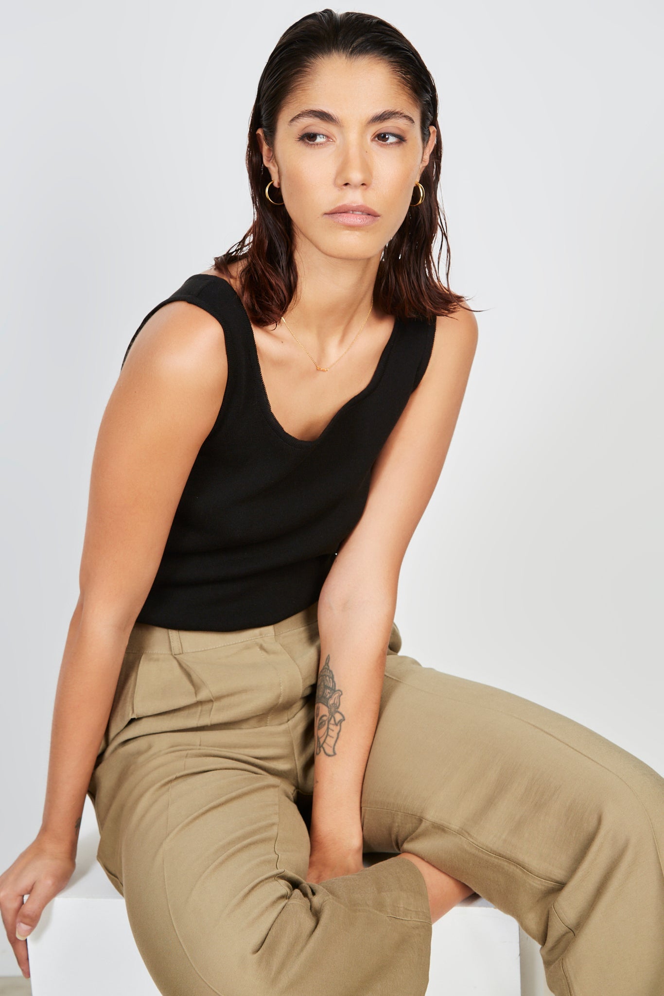 Black rounded neck knit tank_5