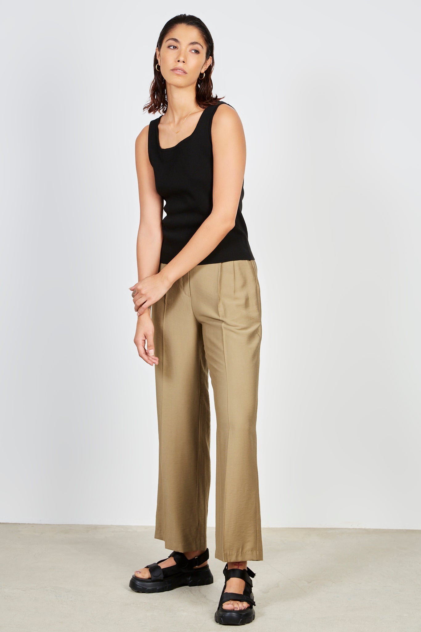 Black rounded neck knit tank_3