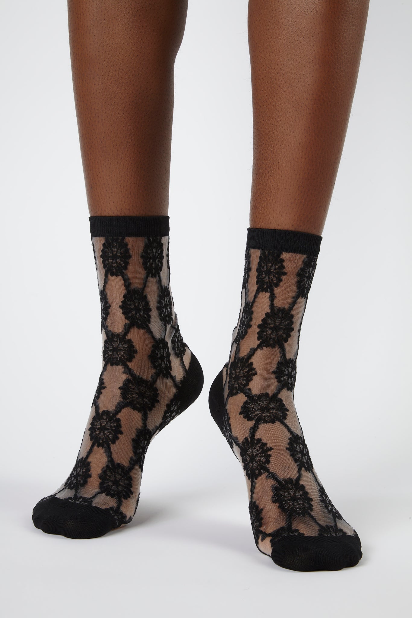 Black sheer geometric circles socks_4