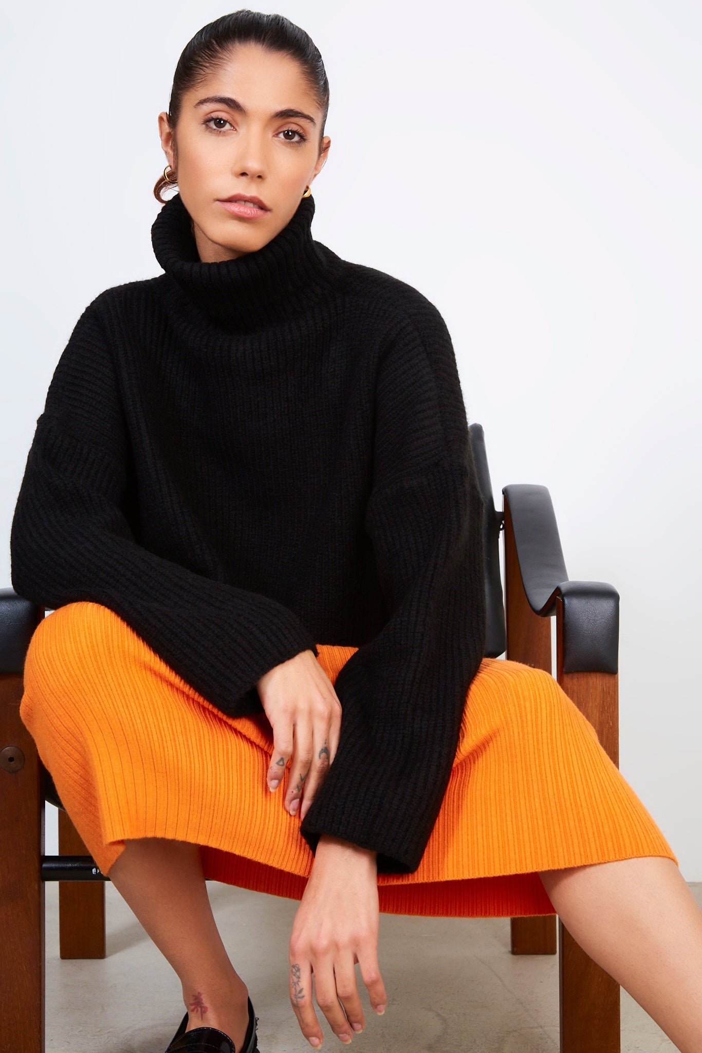 Black short ribbed turtleneck jumper_4