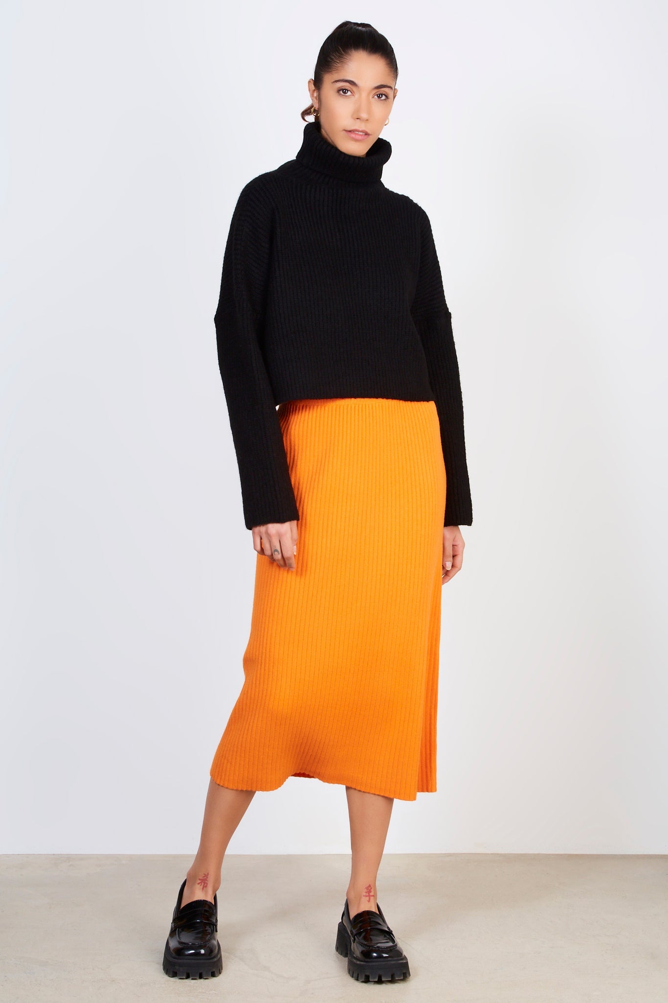 Black short ribbed turtleneck jumper_6