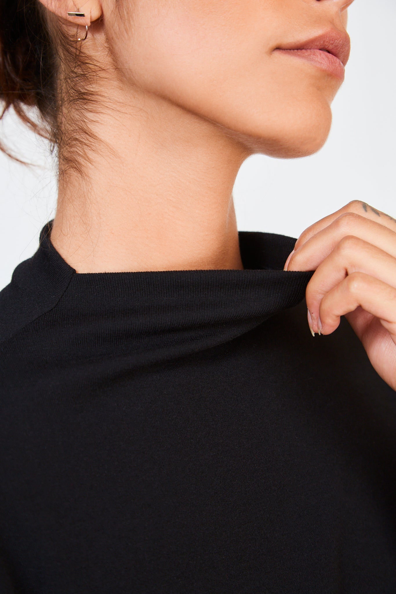 Black short sleeved mock neck tee_4