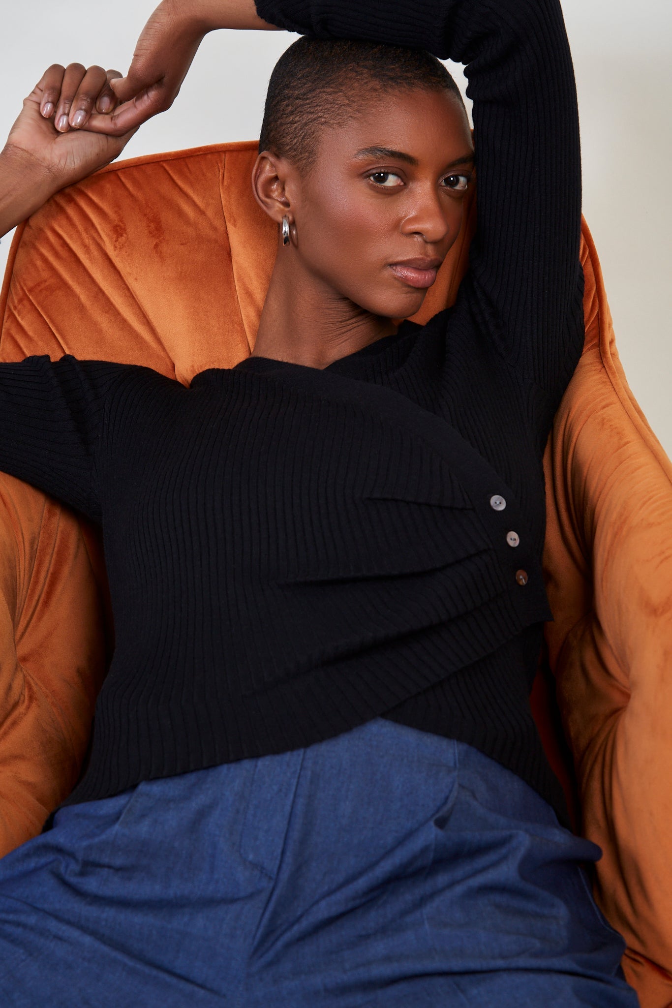 Black side button knit top_5