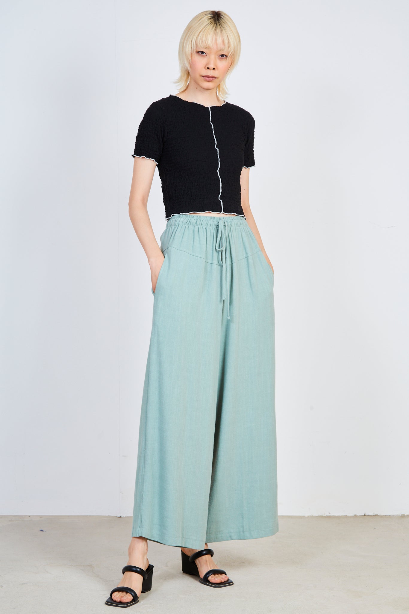 Black textured centre white trim tee_3