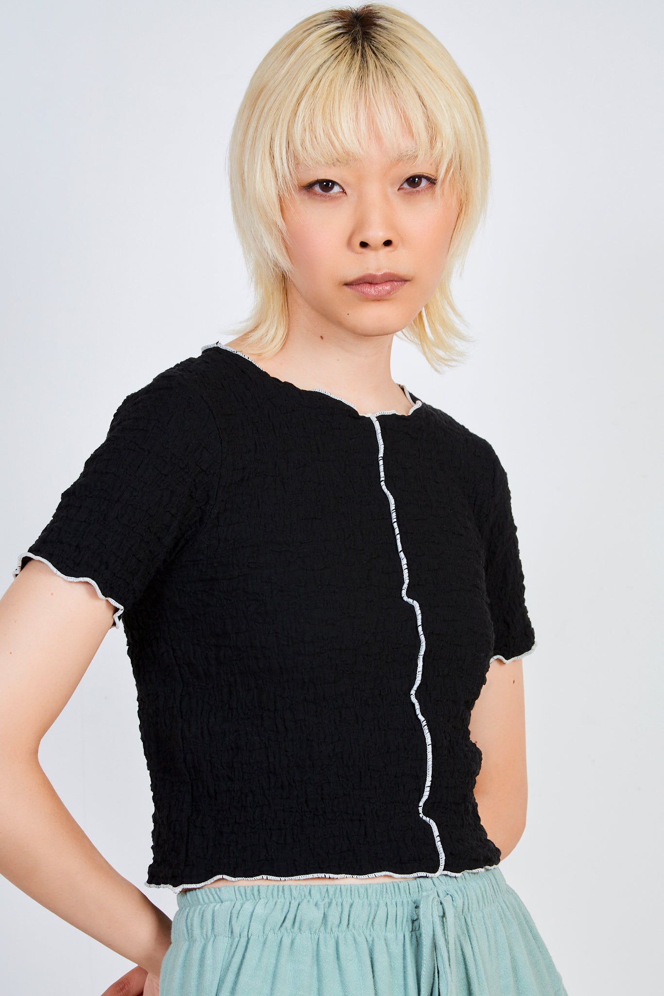 Black textured centre white trim tee_1