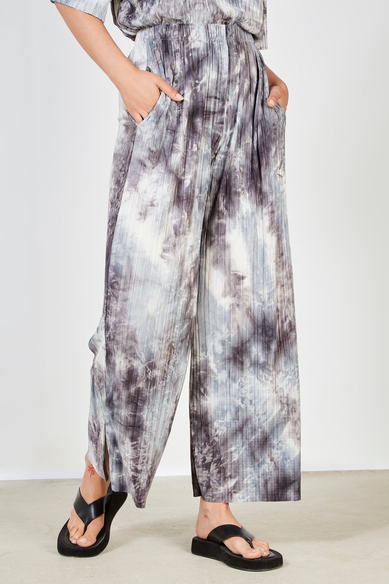 Black tie dye print ribbed trousers_2