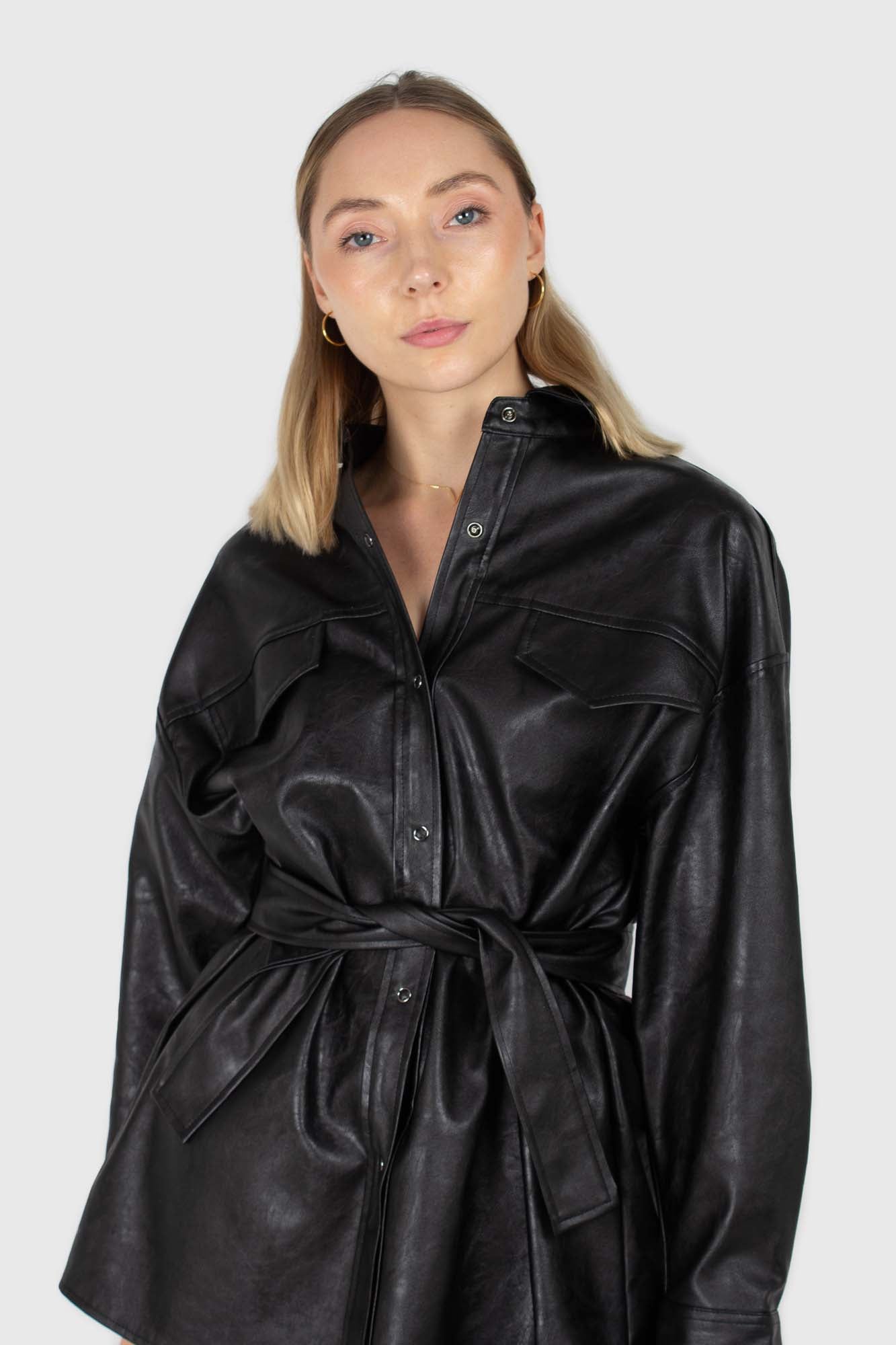 Black vegan leather belted shirt jacket_1
