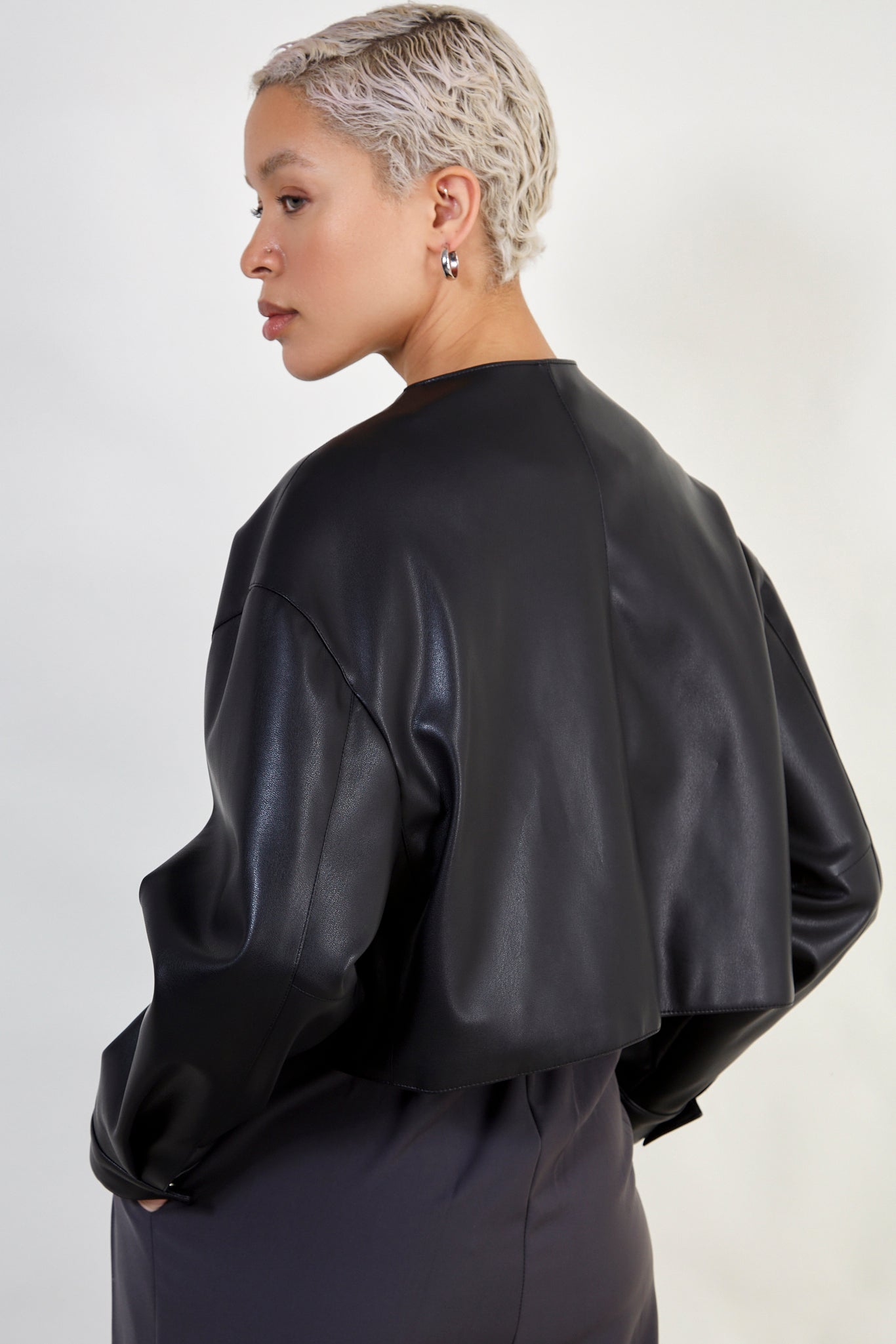 Black vegan leather round collar cropped jacket_3