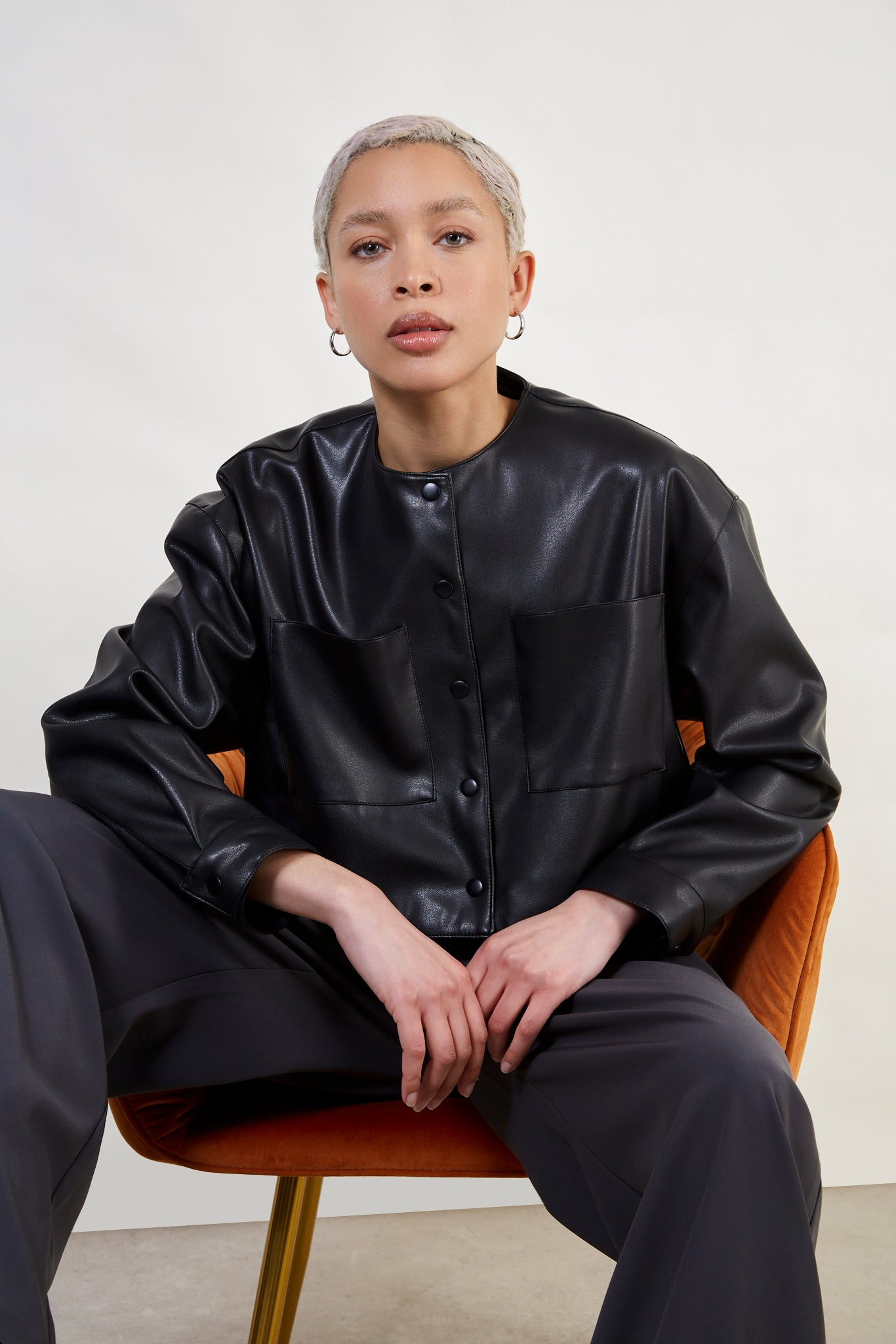 Black vegan leather round collar cropped jacket_5