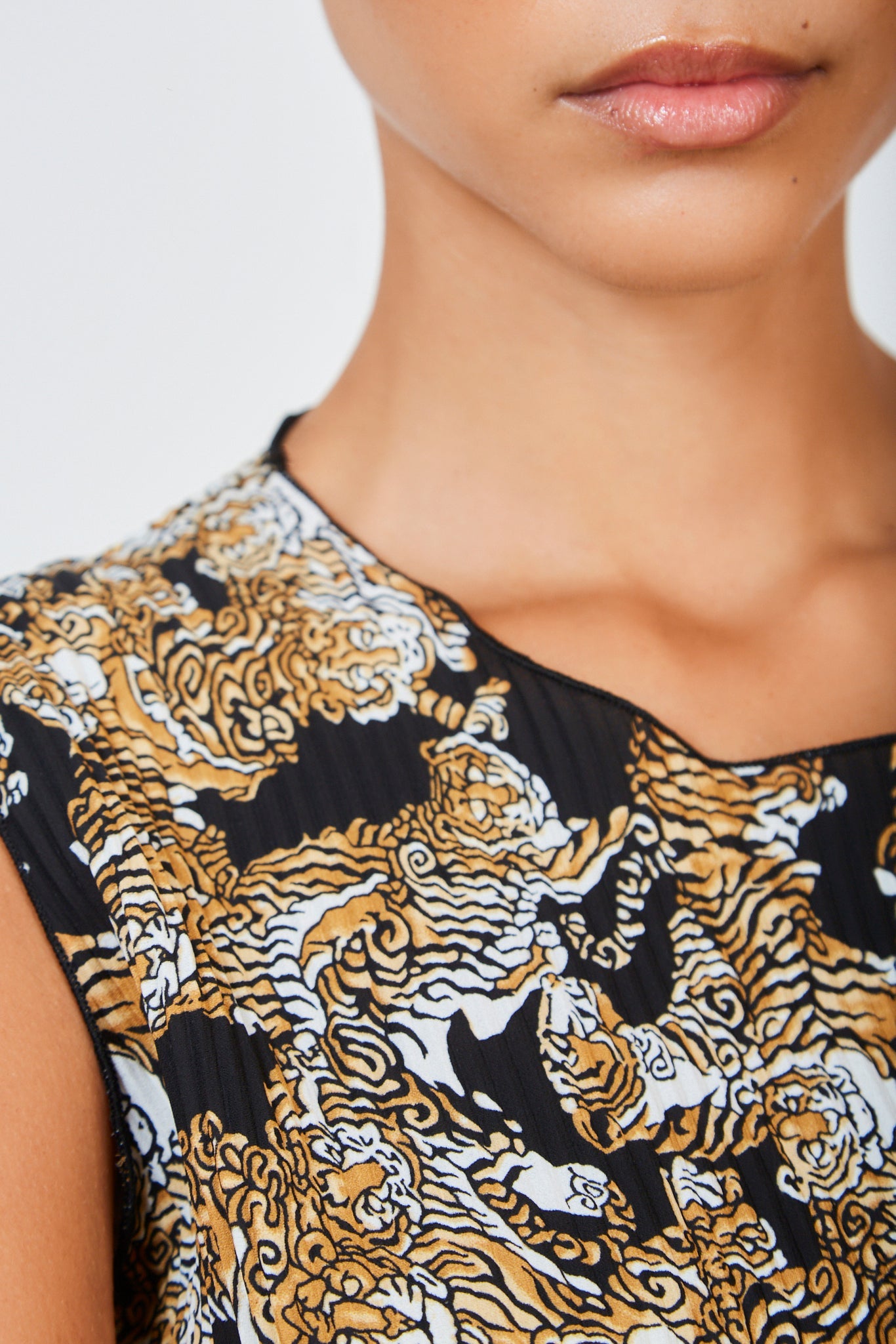 Black wild tiger print ribbed tank_5