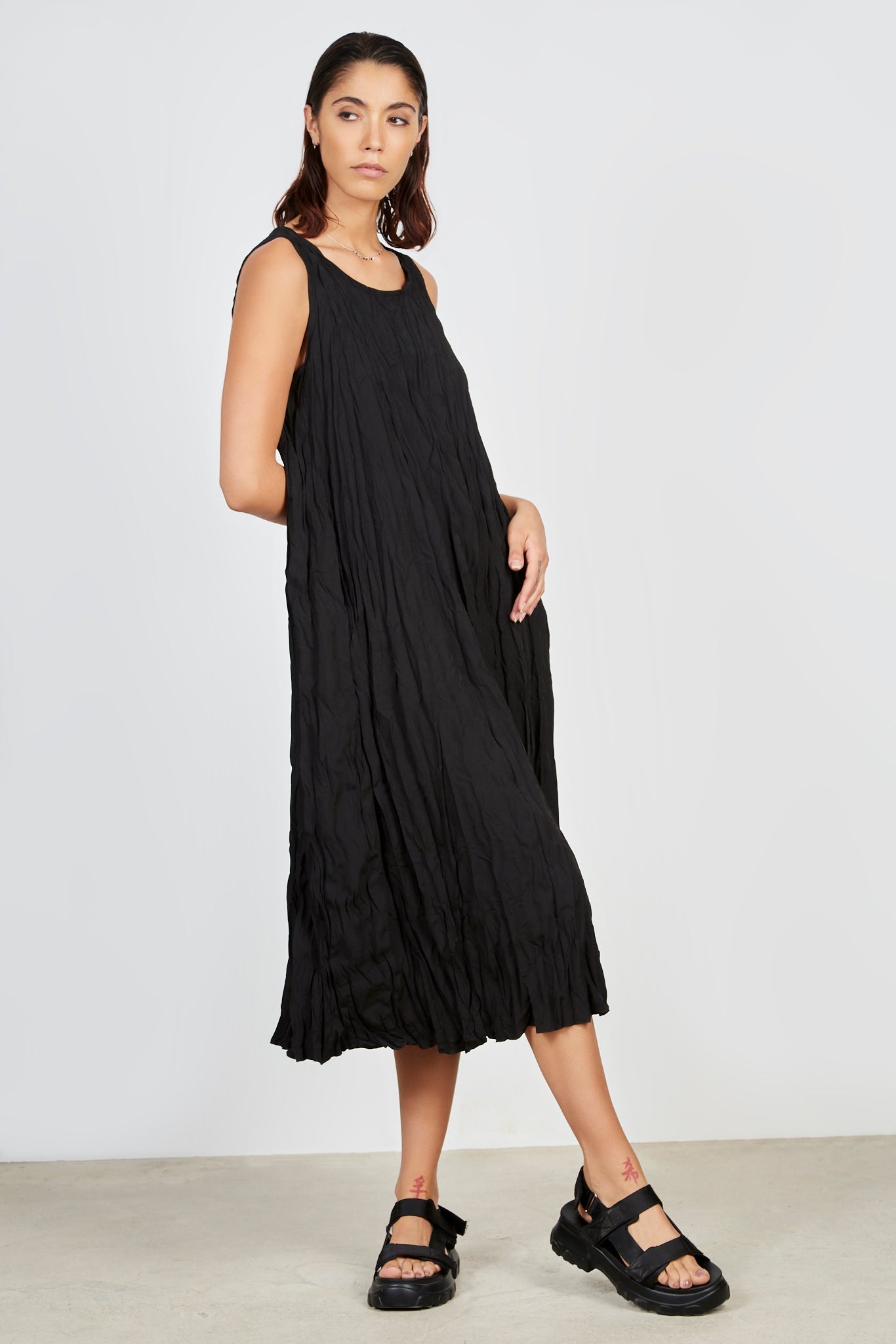 Black wrinkled simple shift dress_1