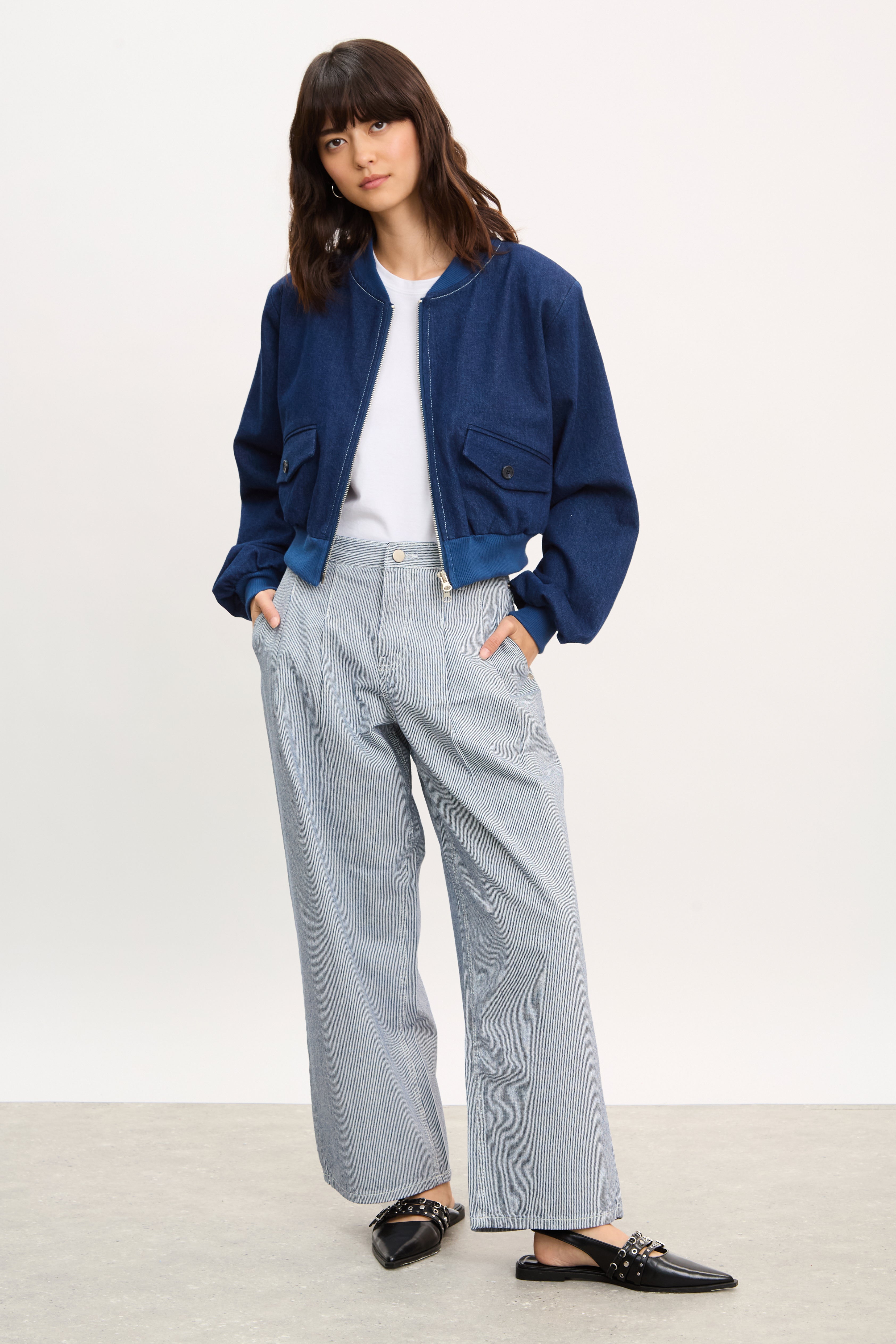 Blue and white vertical striped pleated jeans_4