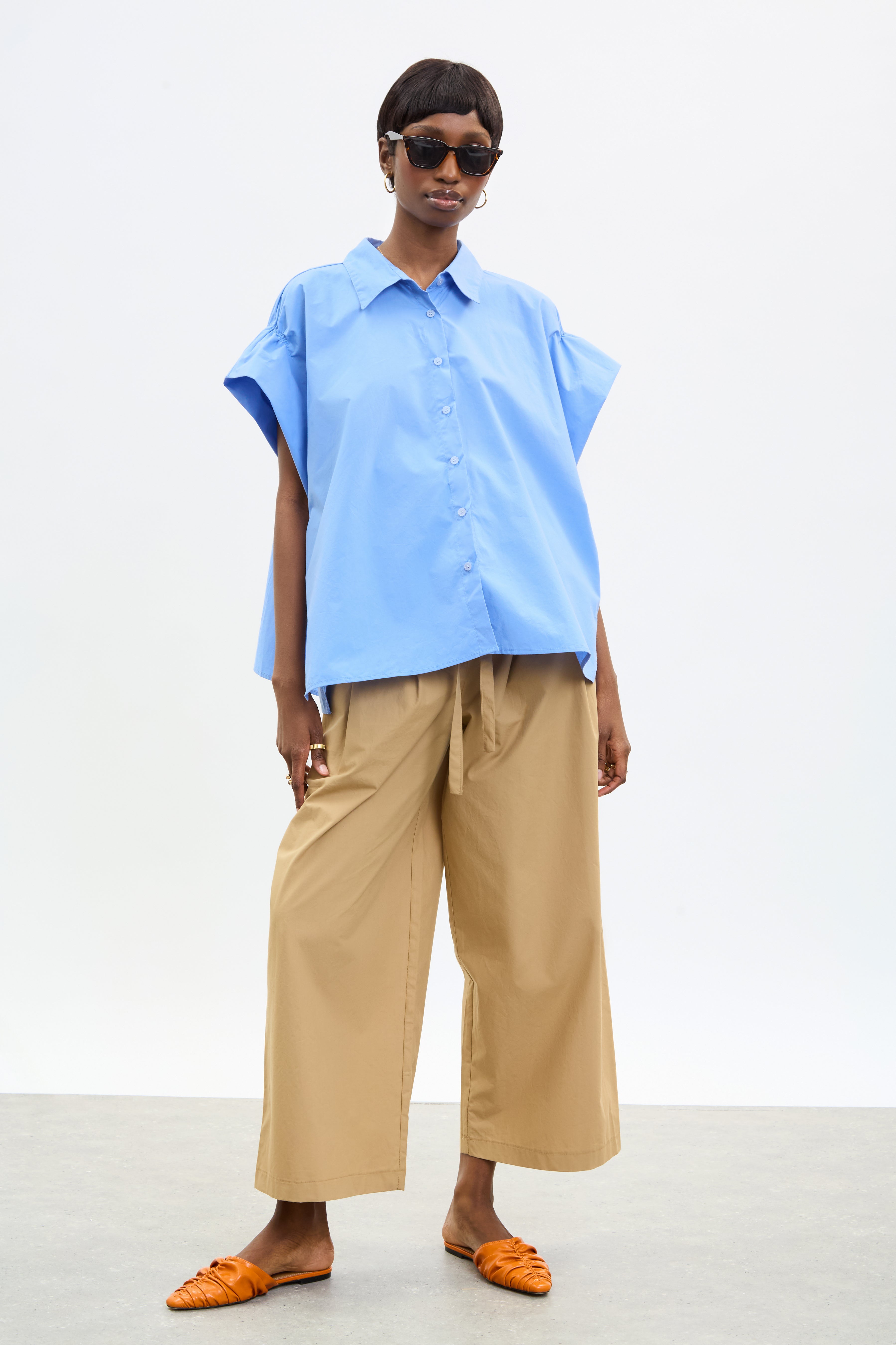 Blue gathered shoulder short sleeved shirt_4