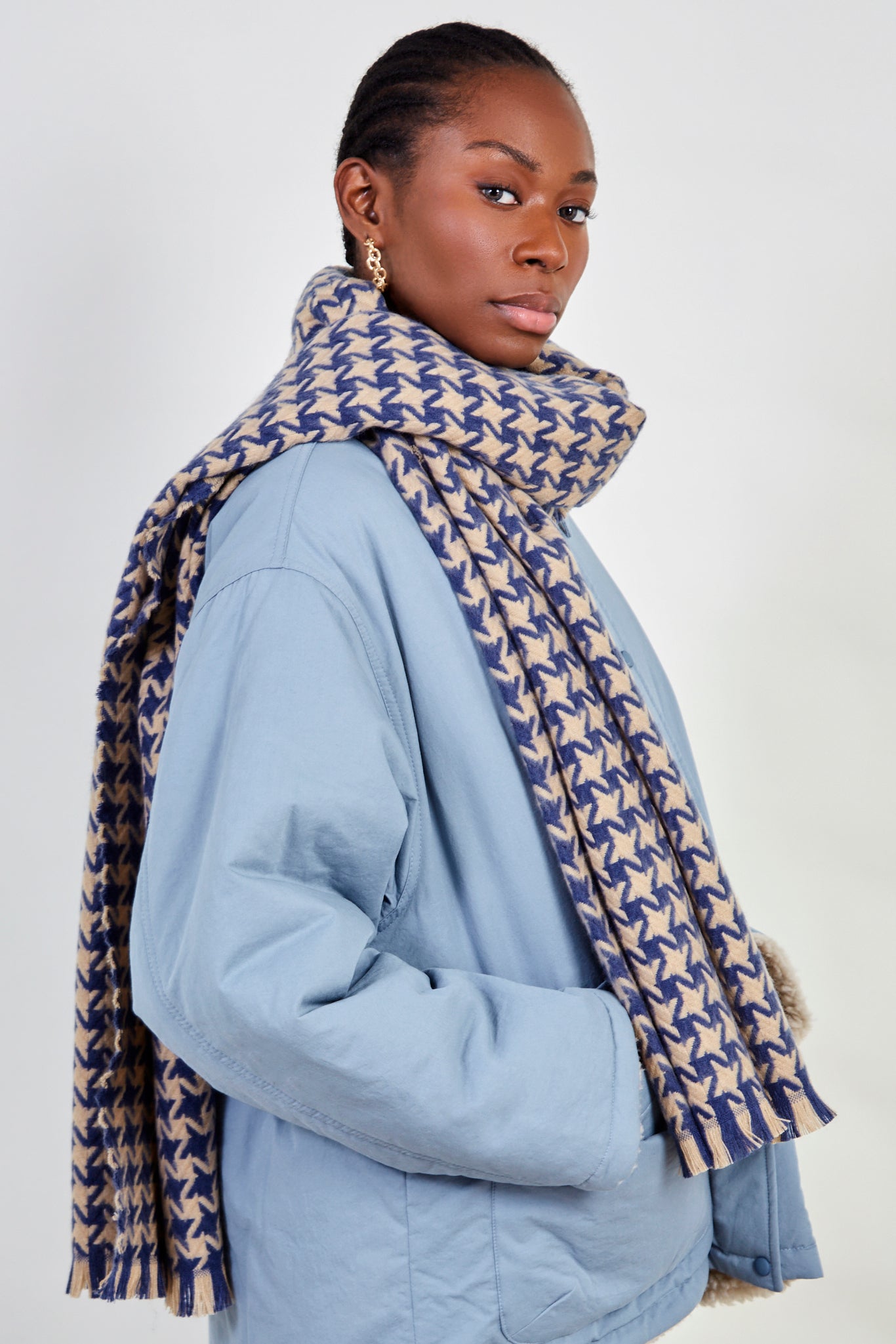 Blue and beige giant houndstooth scarf_4