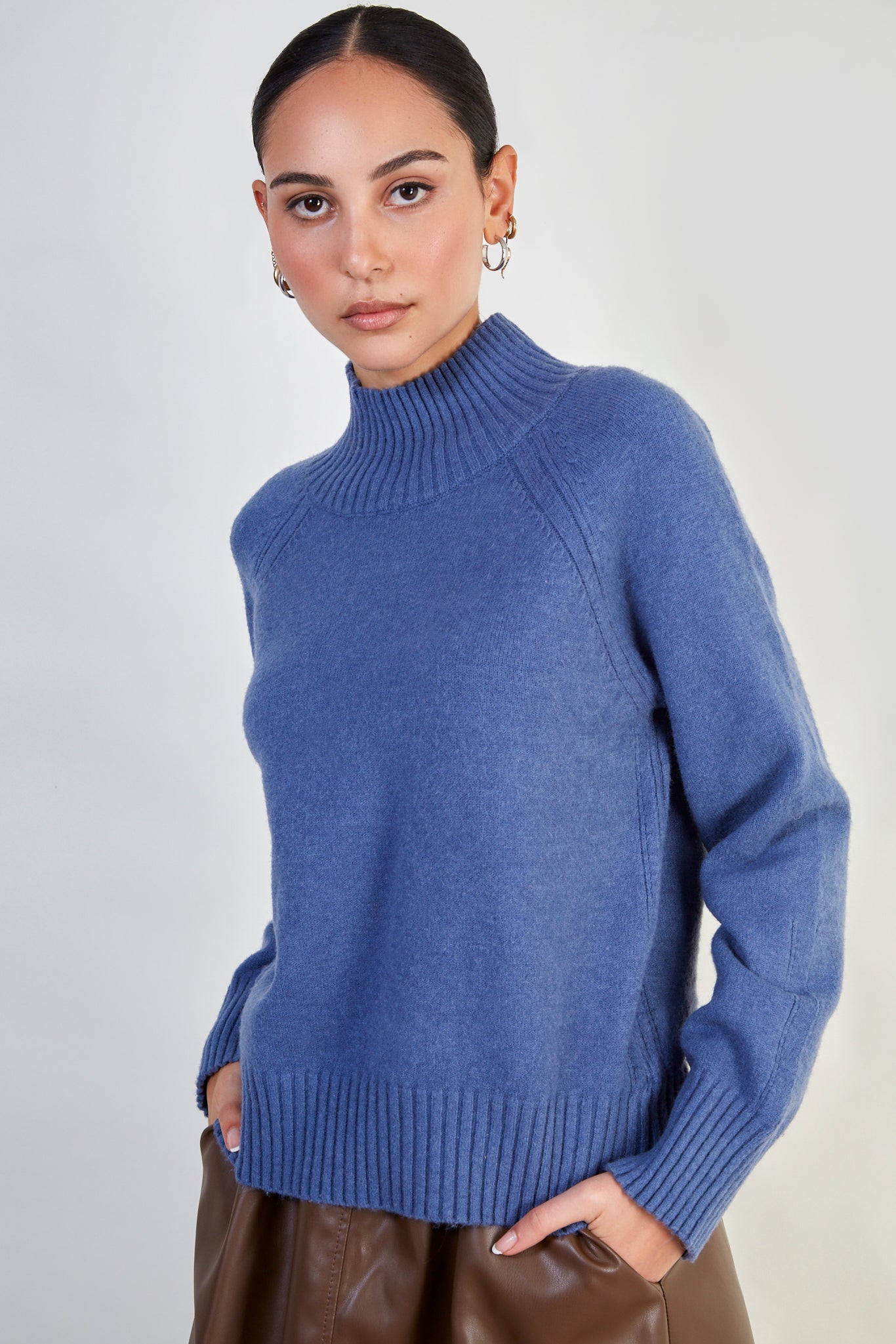 Blue cashmere blend ribbed neck jumper_1
