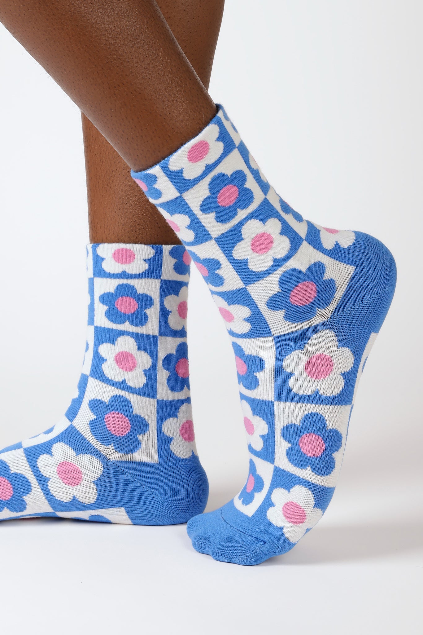 Blue daisy checkered socks_1