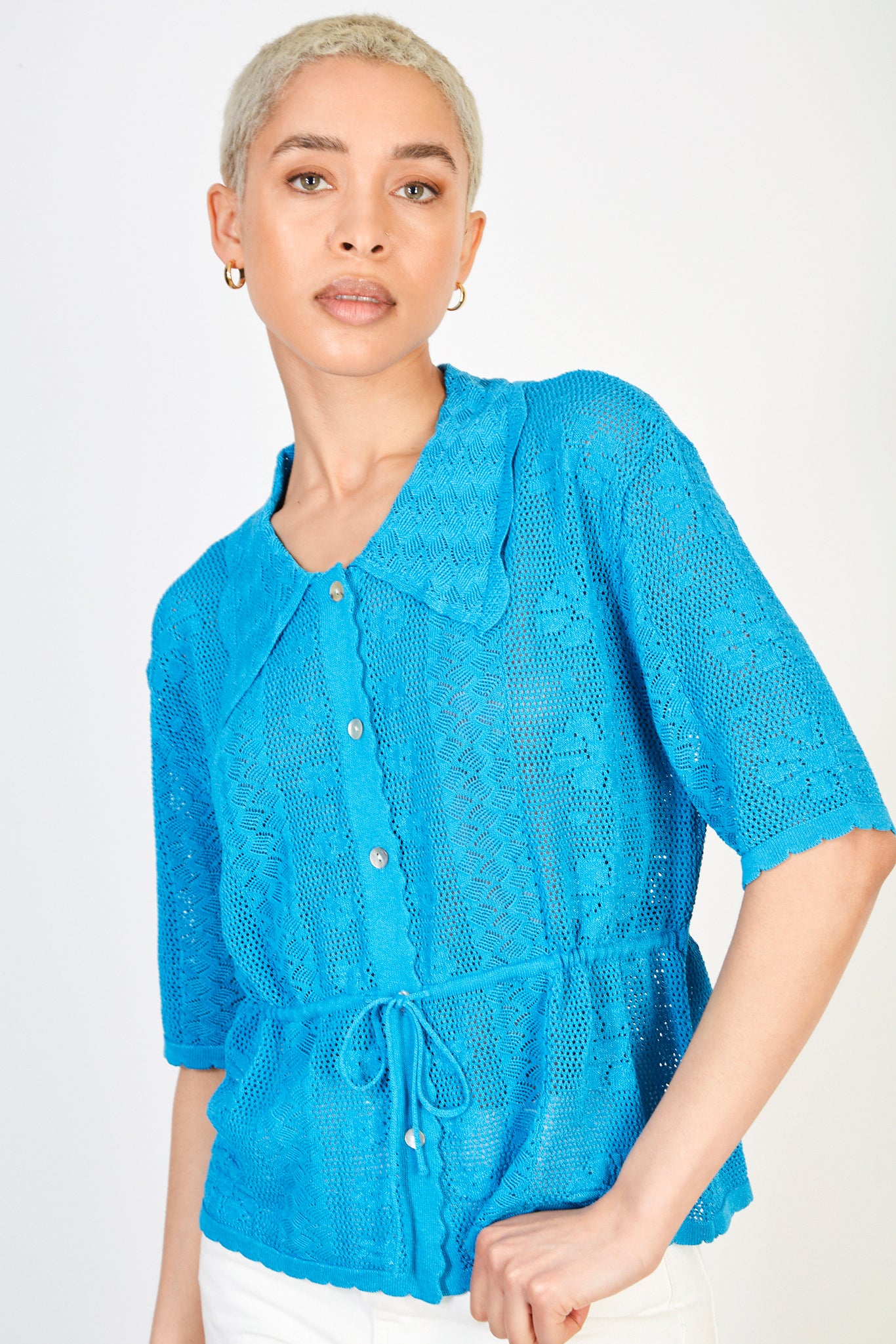 Bright blue intarsia flower crochet knit tee_1