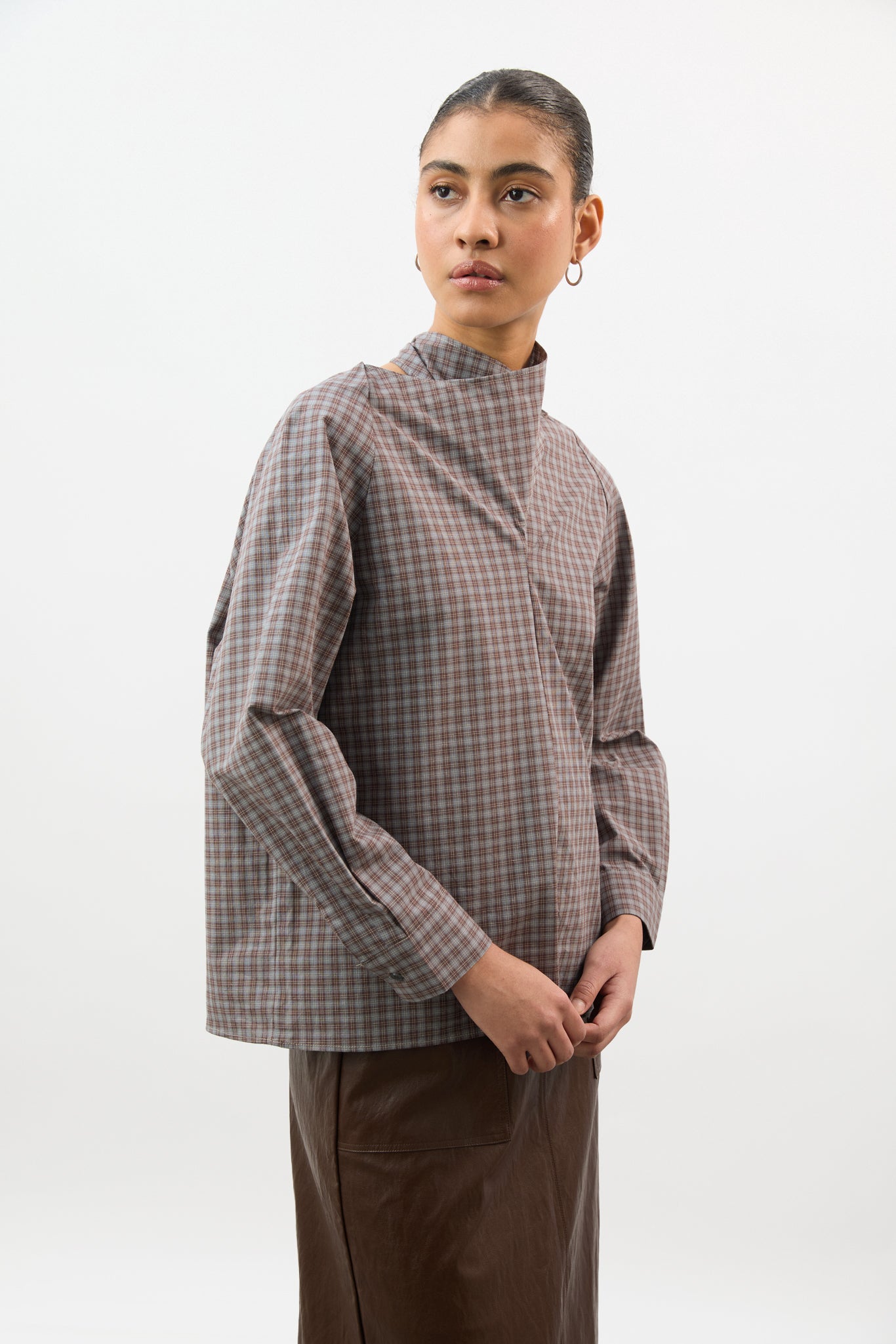 Brown and blue checked tie collar blouse_1