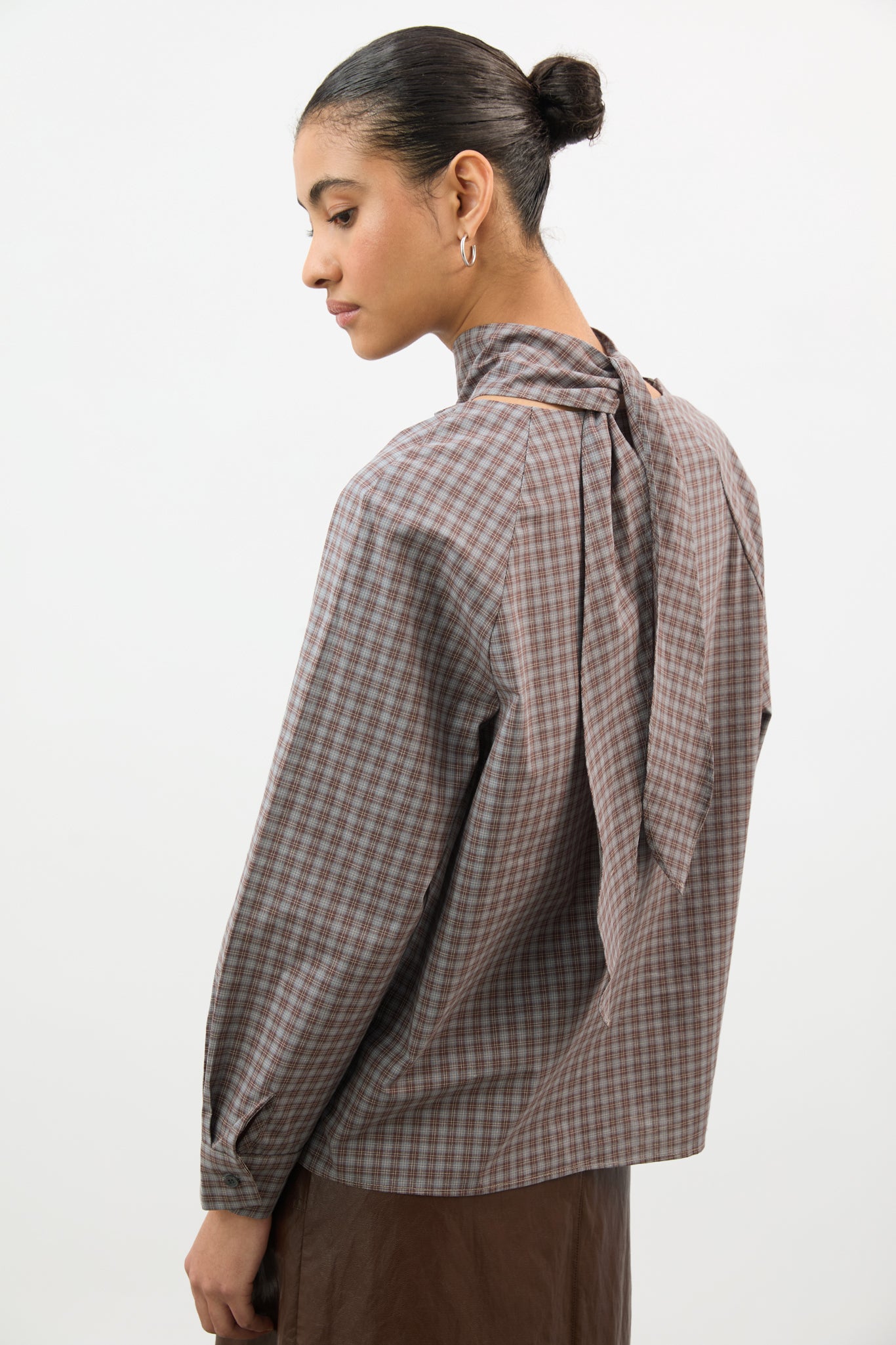 Brown and blue checked tie collar blouse_2