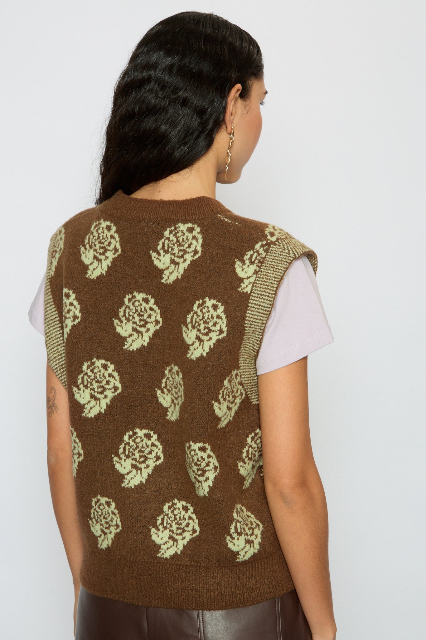 Brown and yellow intarsia rose sweater vest_2
