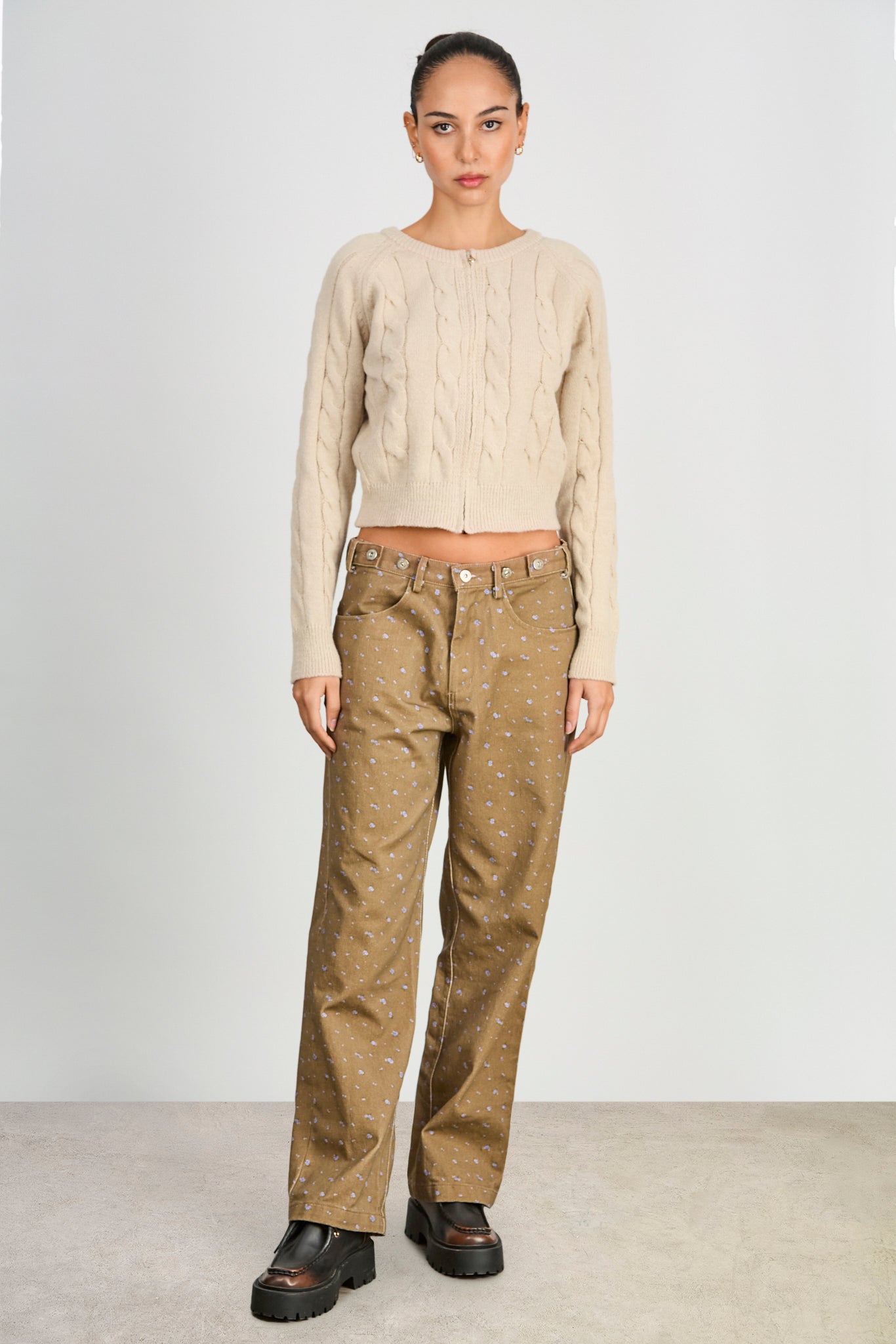 Brown floral print adjustable waist double button jeans_4