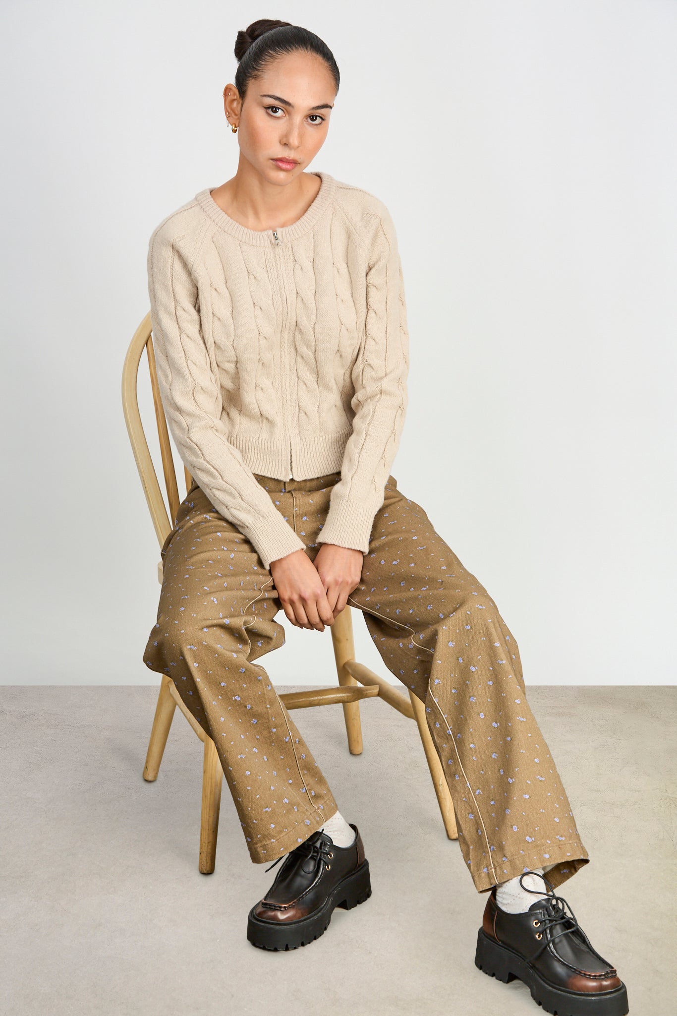 Brown floral print adjustable waist double button jeans_5