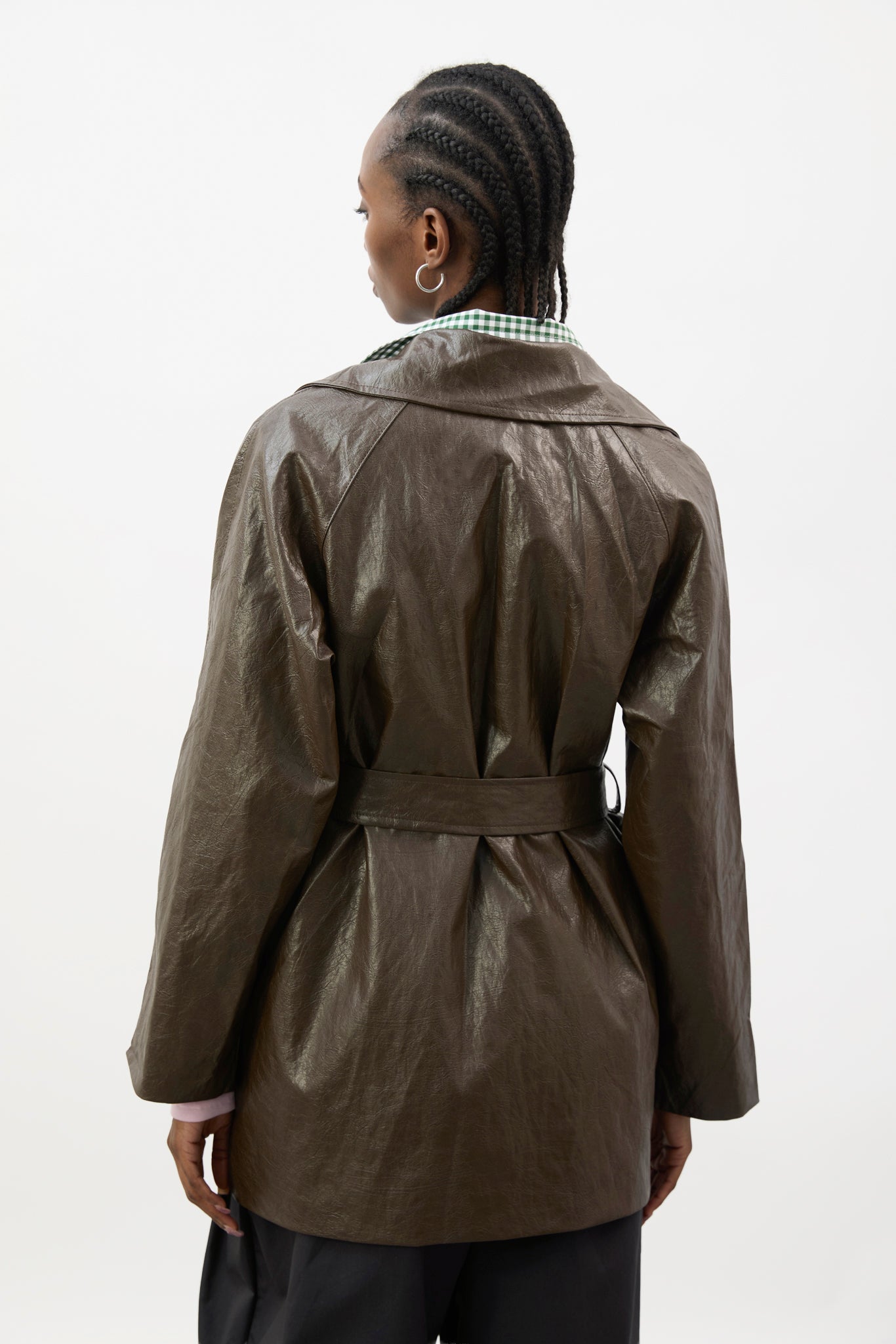 Brown shiny vegan leather large collar short trench coat_3