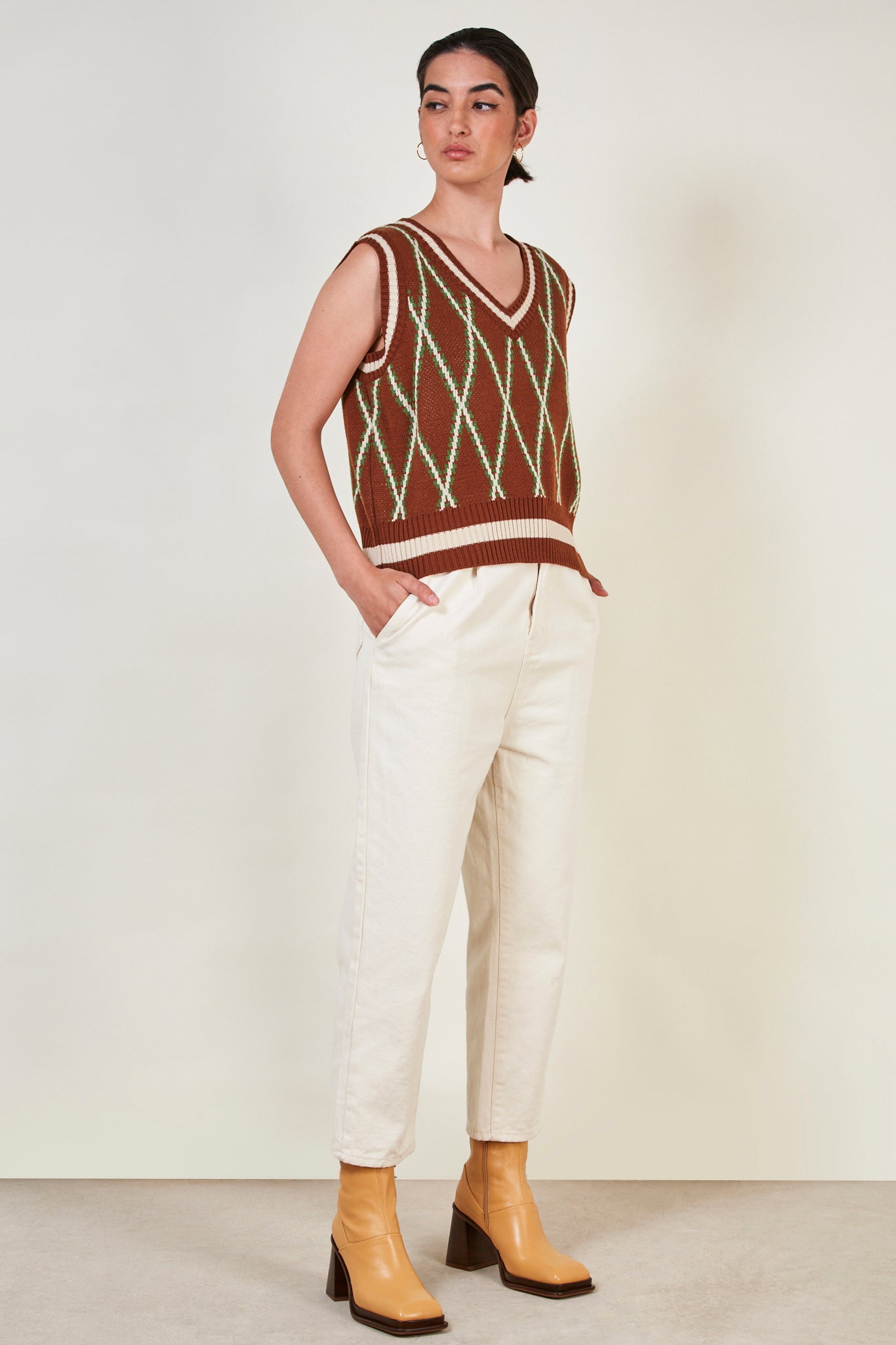 Brown contrast diamond striped sweater vest_2