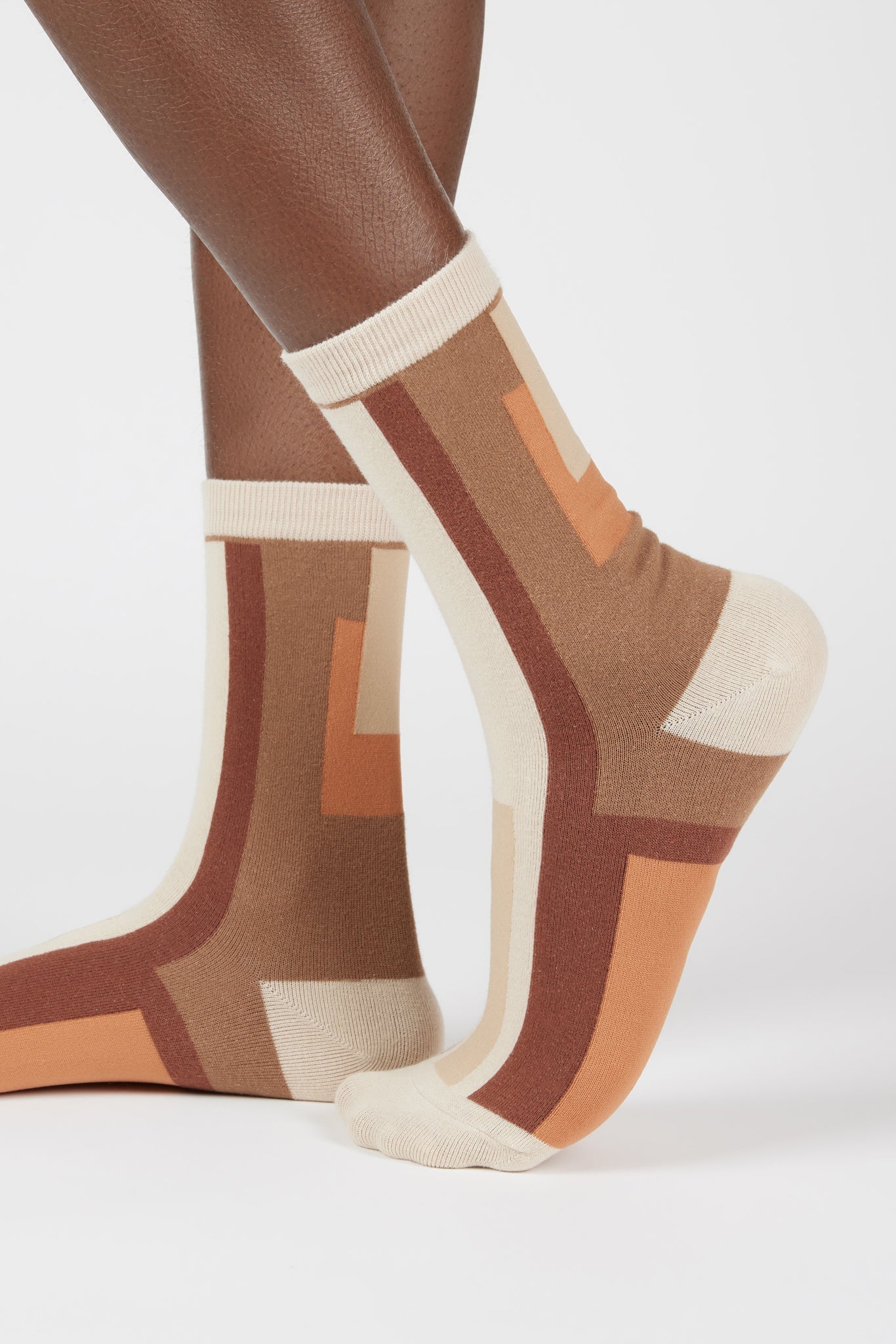Brown geometric blocks socks_1