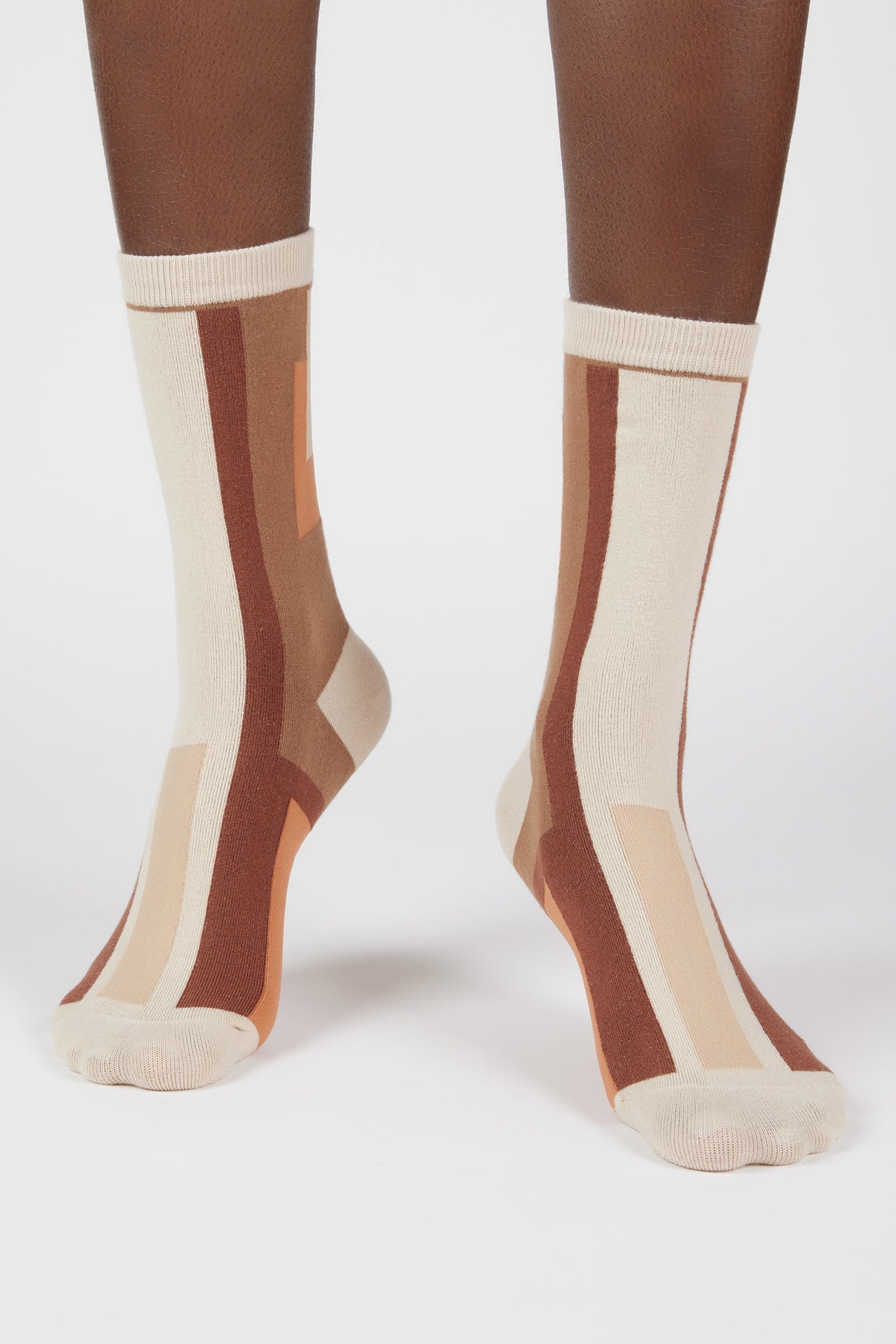 Brown geometric blocks socks_4