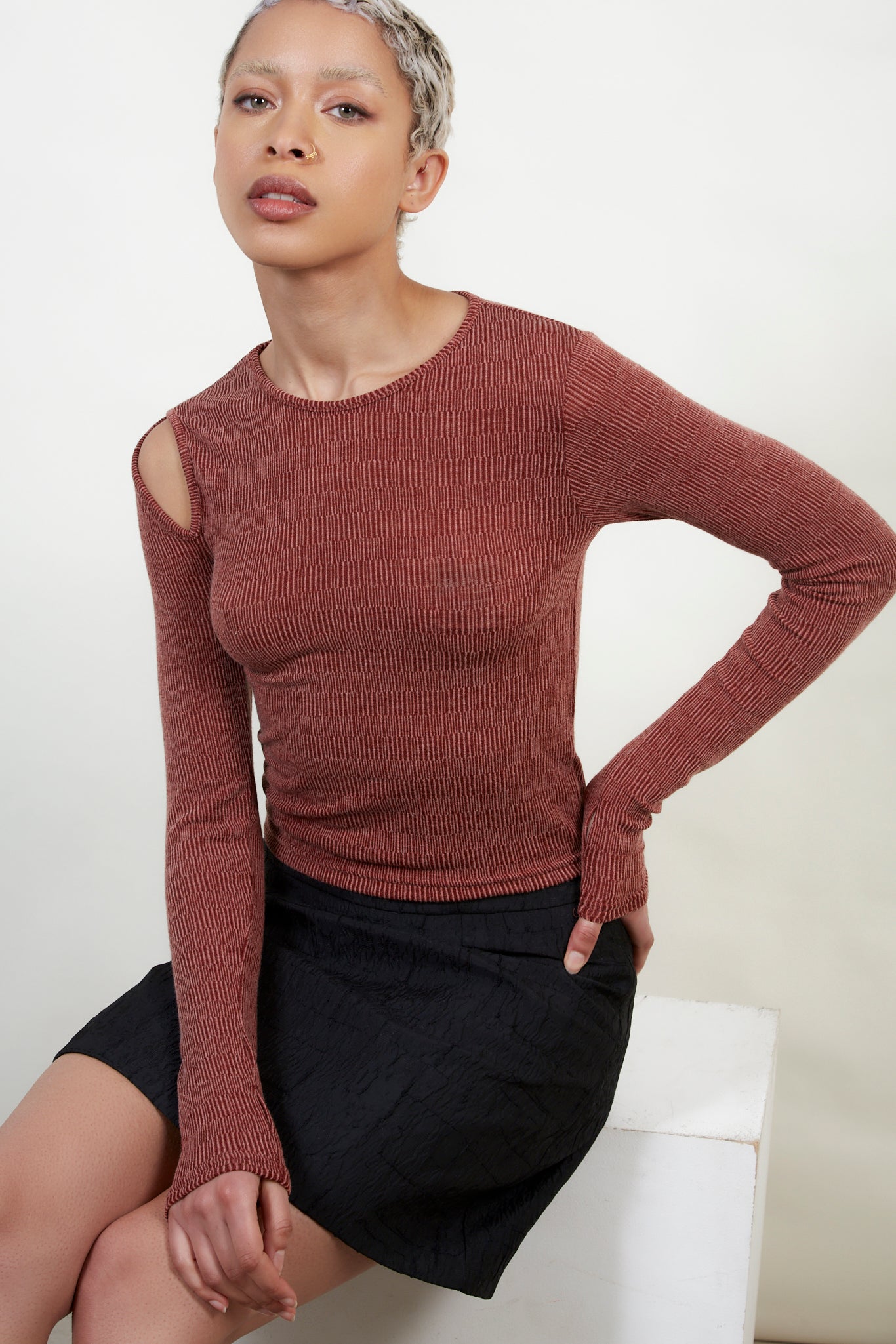Burgundy lined slit shoulder top_5