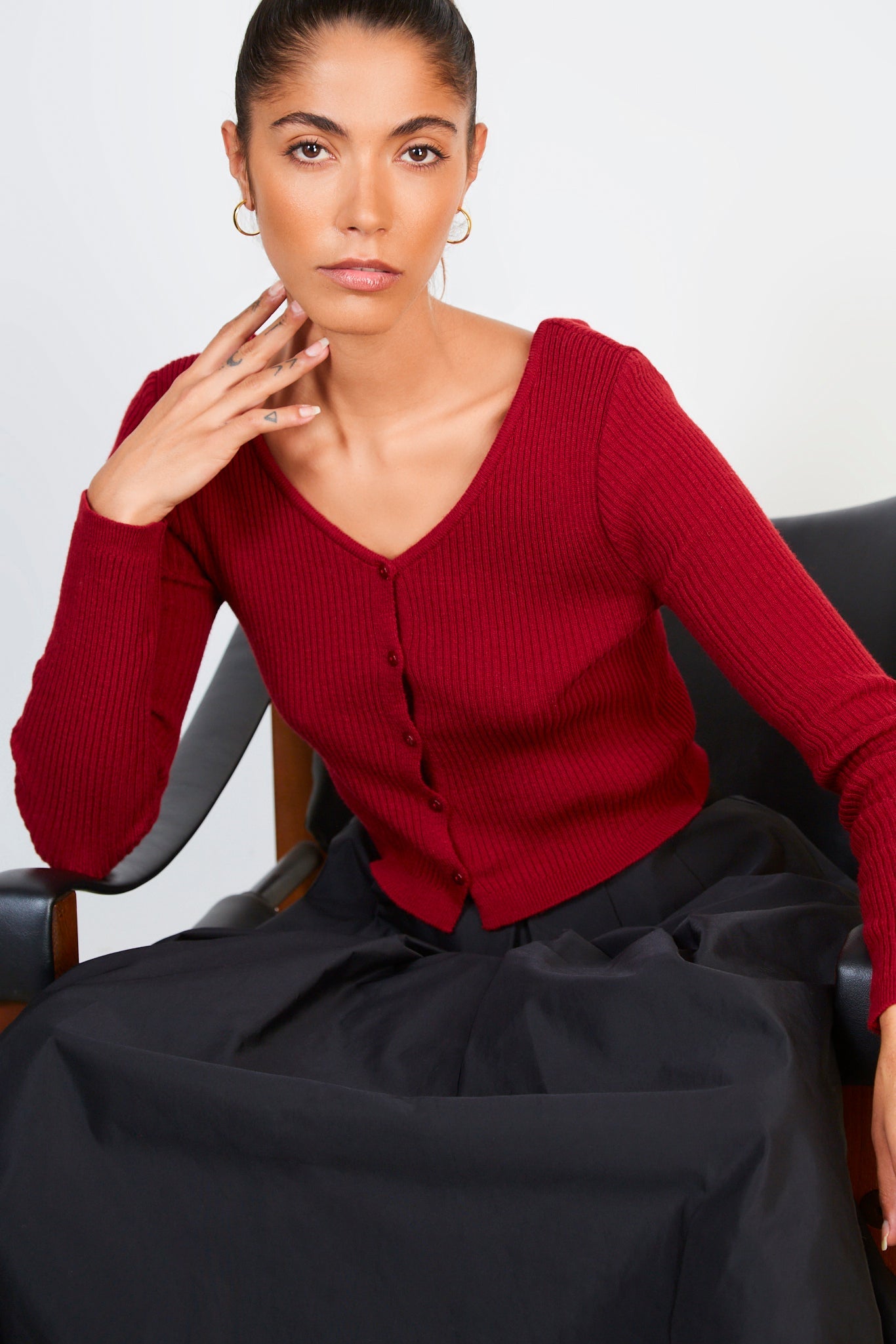 Burgundy ribbed wool blend V knit cardigan_5