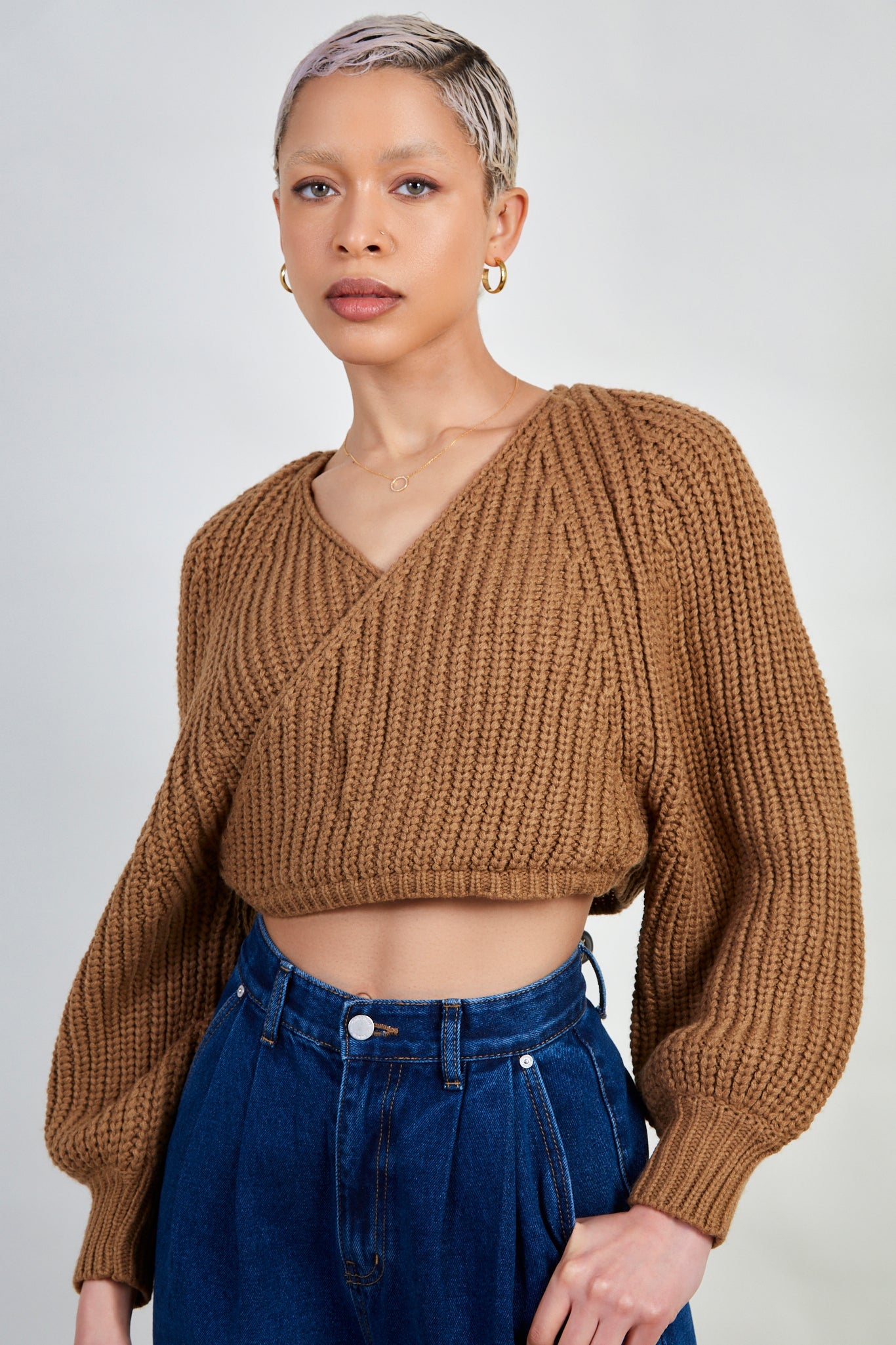 Camel cross over balloon sleeve sweater_1