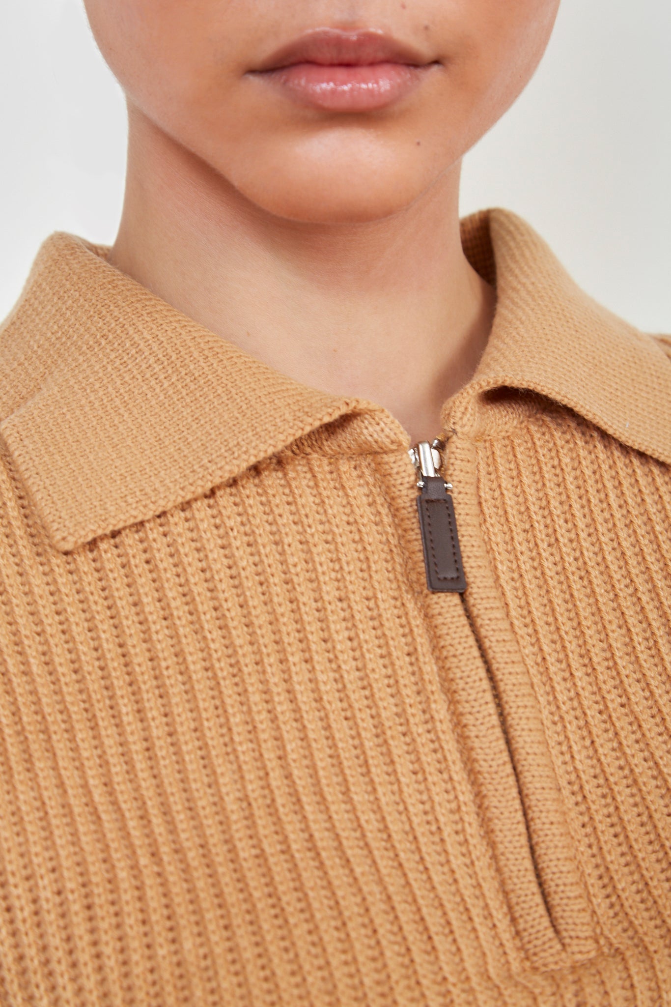 Camel sleeveless collar zip vest_3