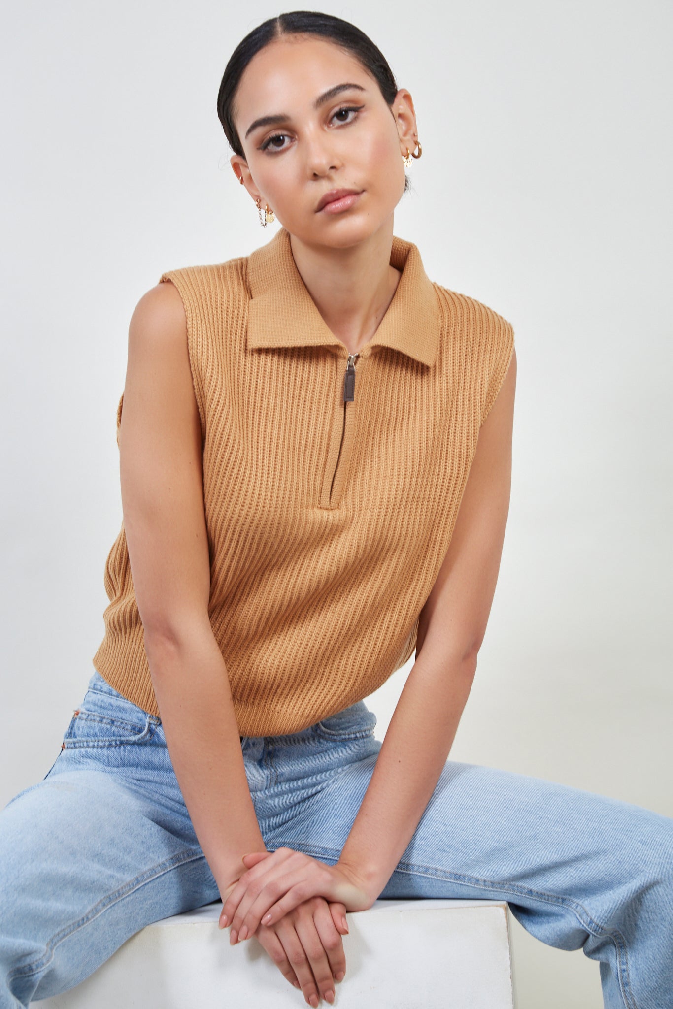 Camel sleeveless collar zip vest_5