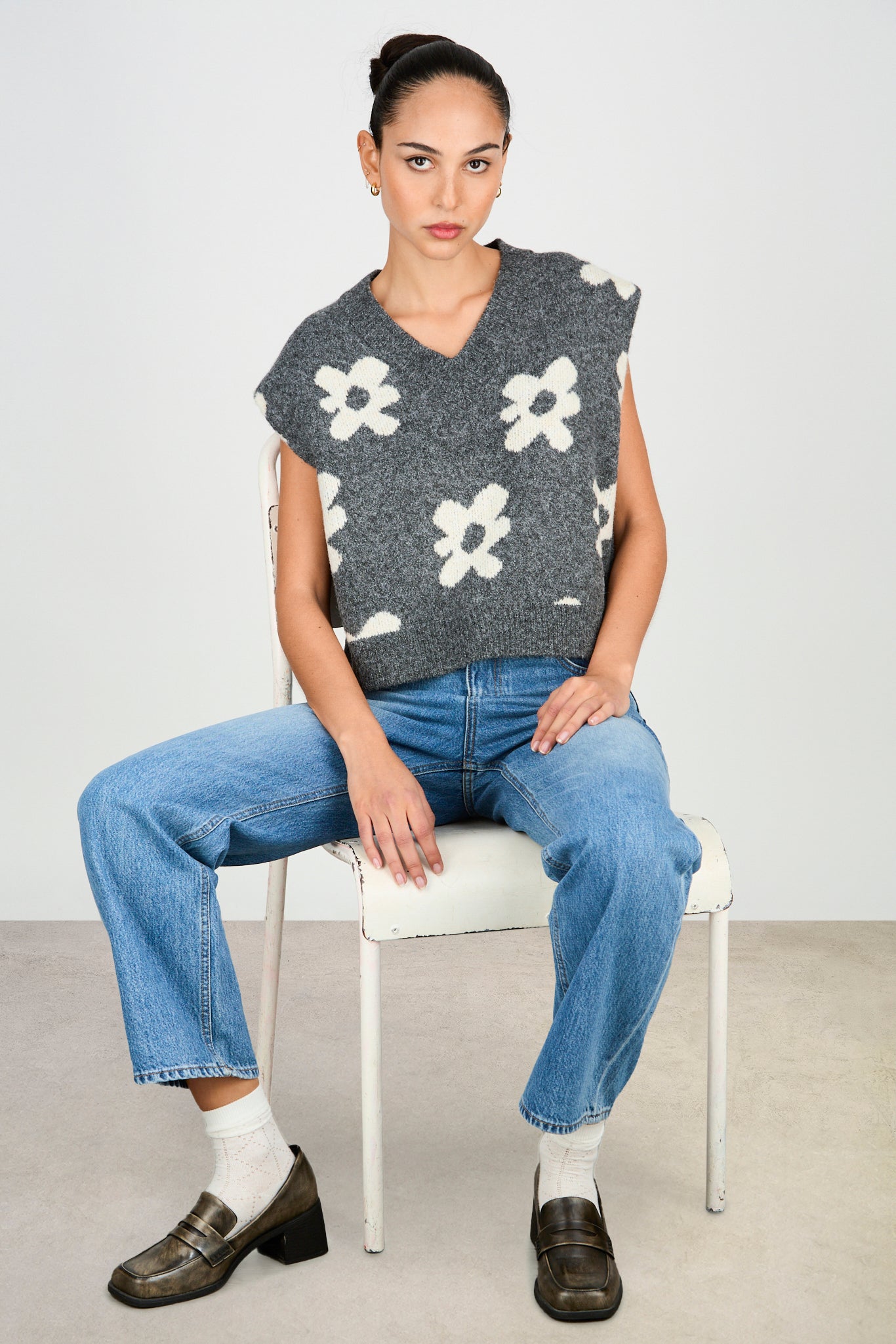 Charcoal graphic floral wool alpaca blend sweater vest_5