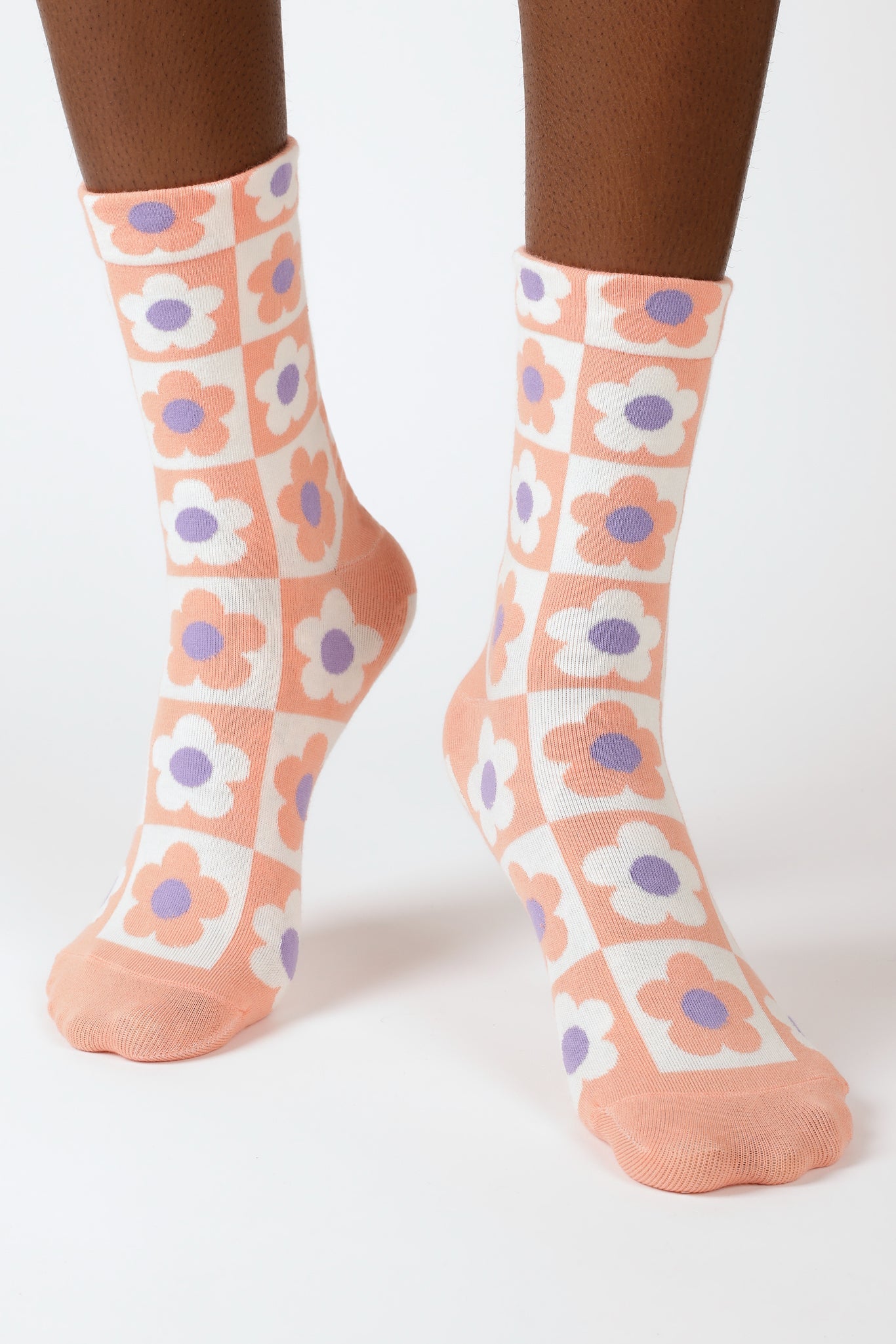 Coral daisy checkered socks_4