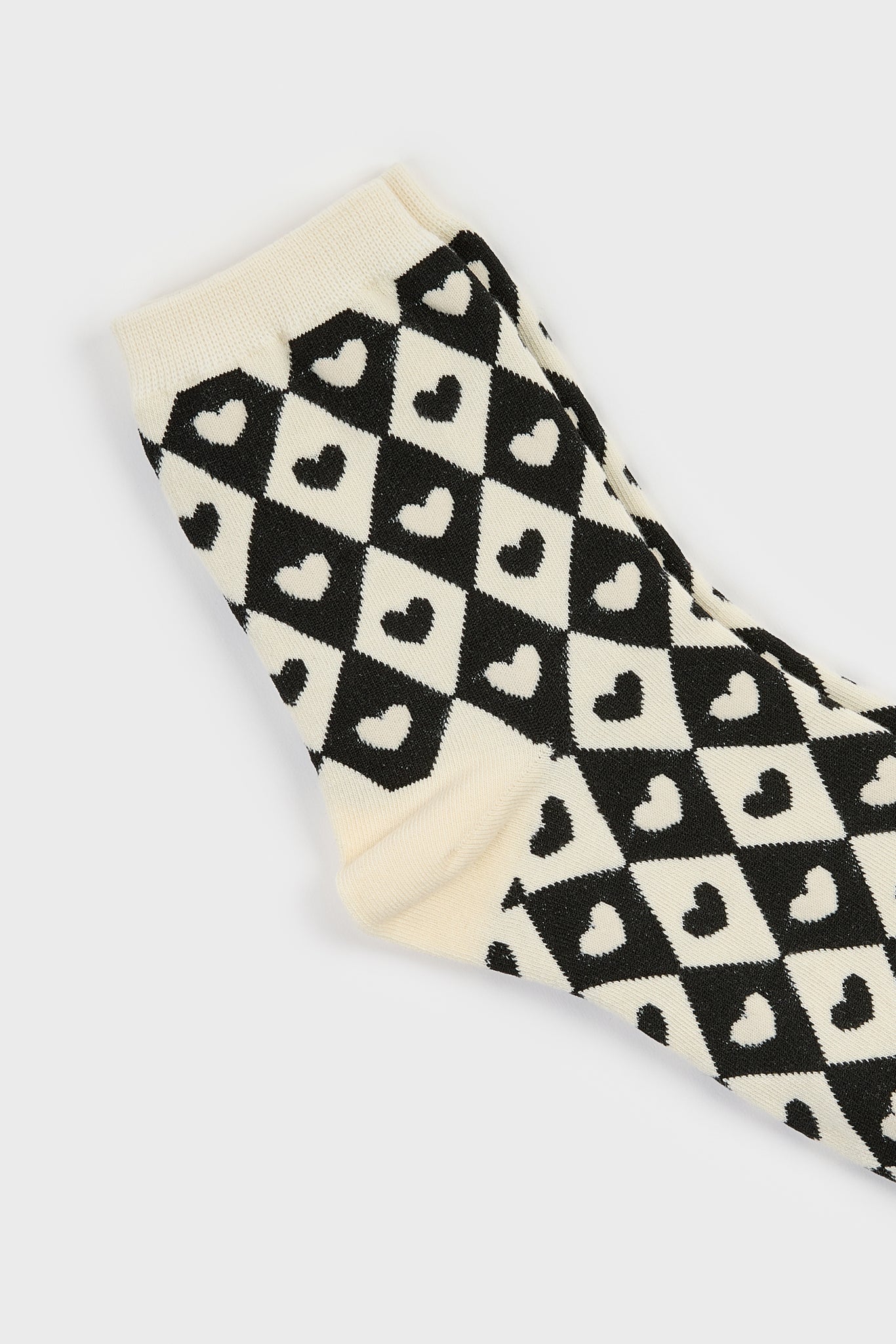 Cream and black diamond check heart socks_2